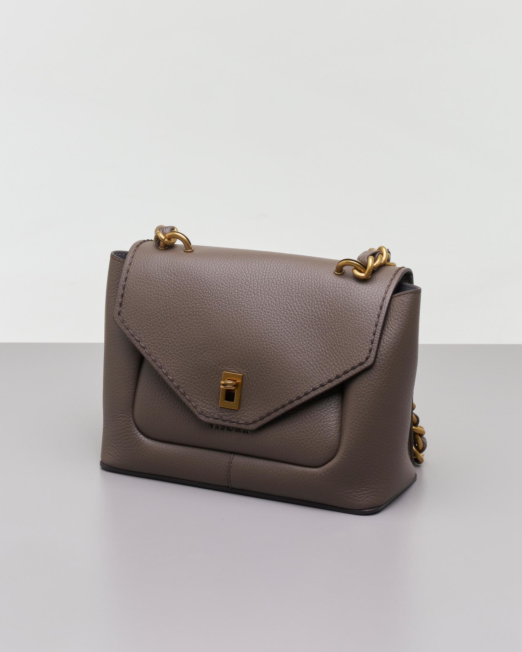 Borsa color fango in pelle martellata con patta e tracolla a catena dorata