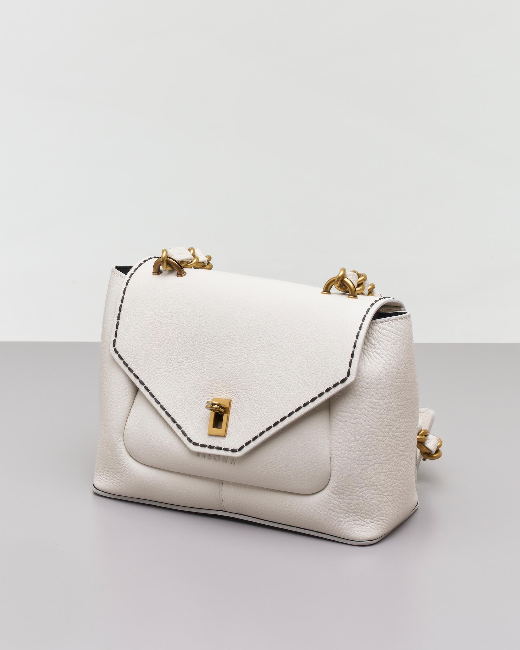 Borsa color latte in pelle martellata con patta e tracolla a catena dorata