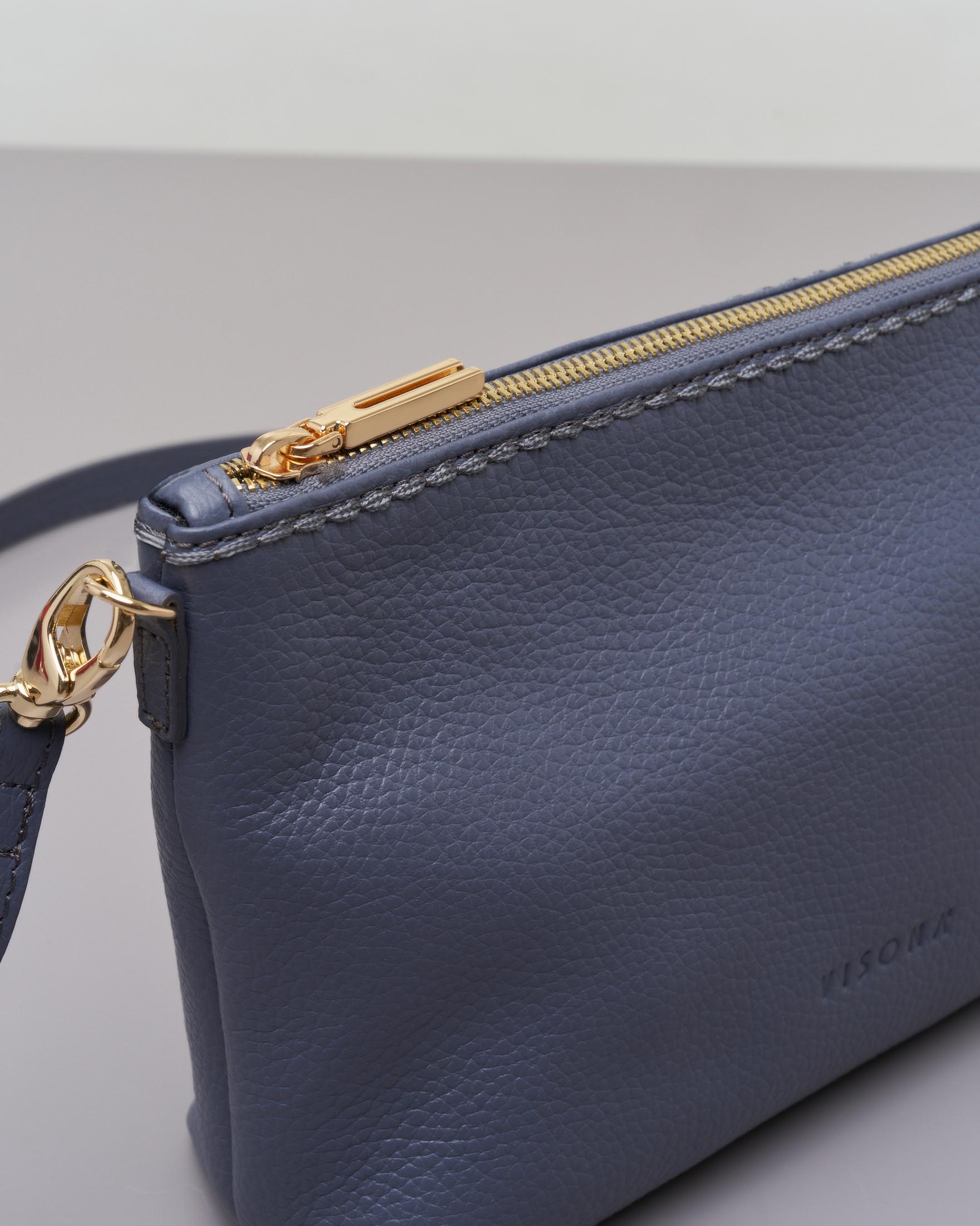 Borsa a busta color avio in pelle martellata con tracolla removibile image