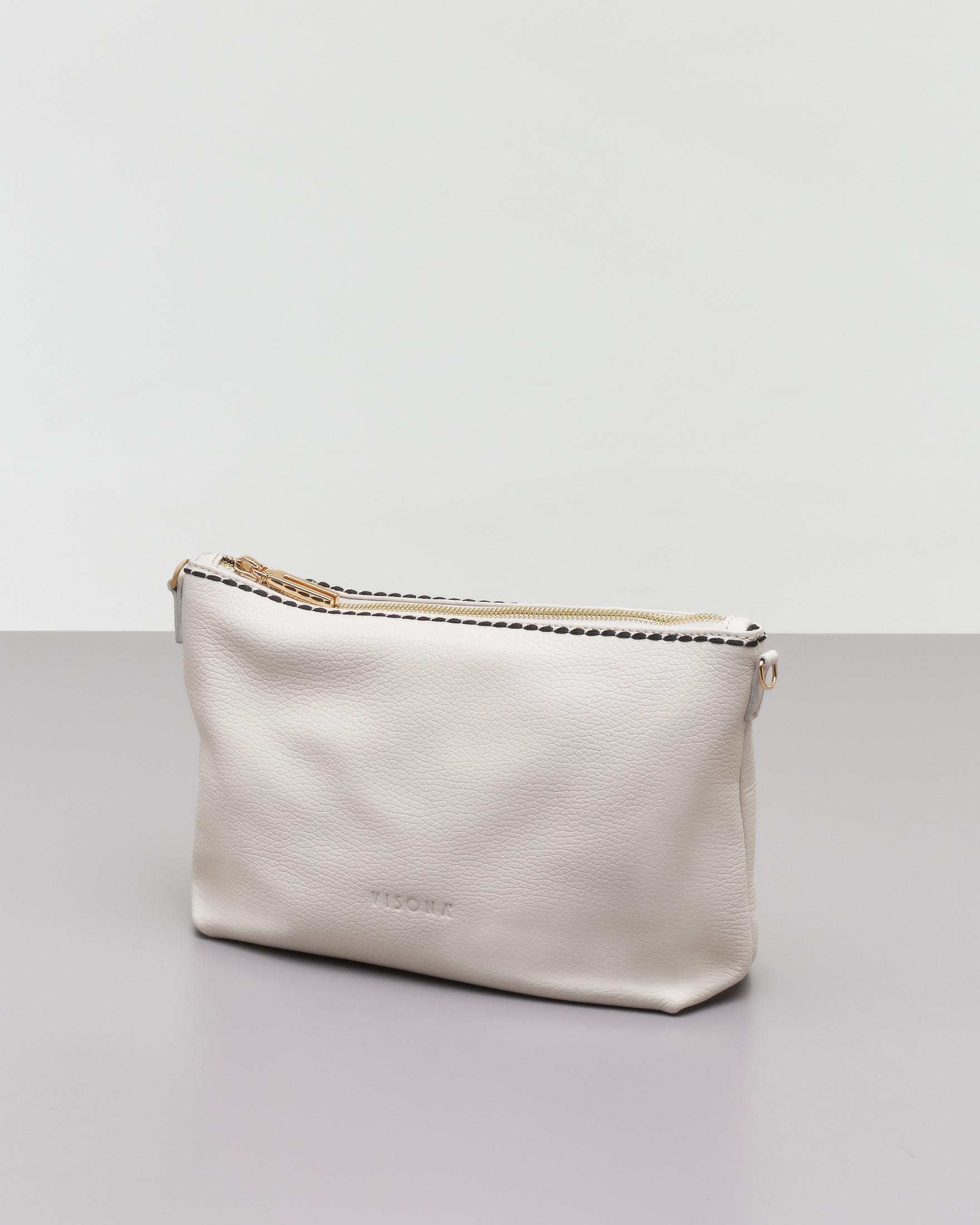 Borsa a busta color latte in pelle martellata con tracolla removibile