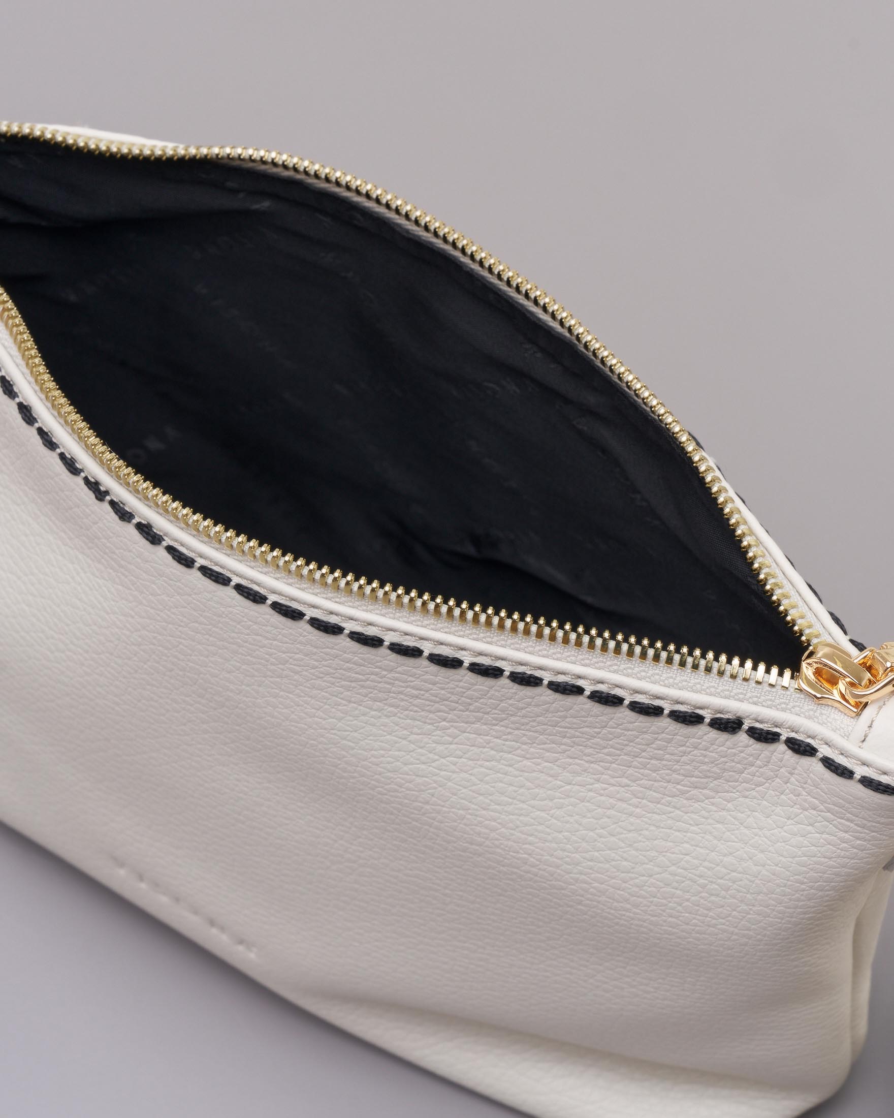 Borsa a busta color latte in pelle martellata con tracolla removibile image