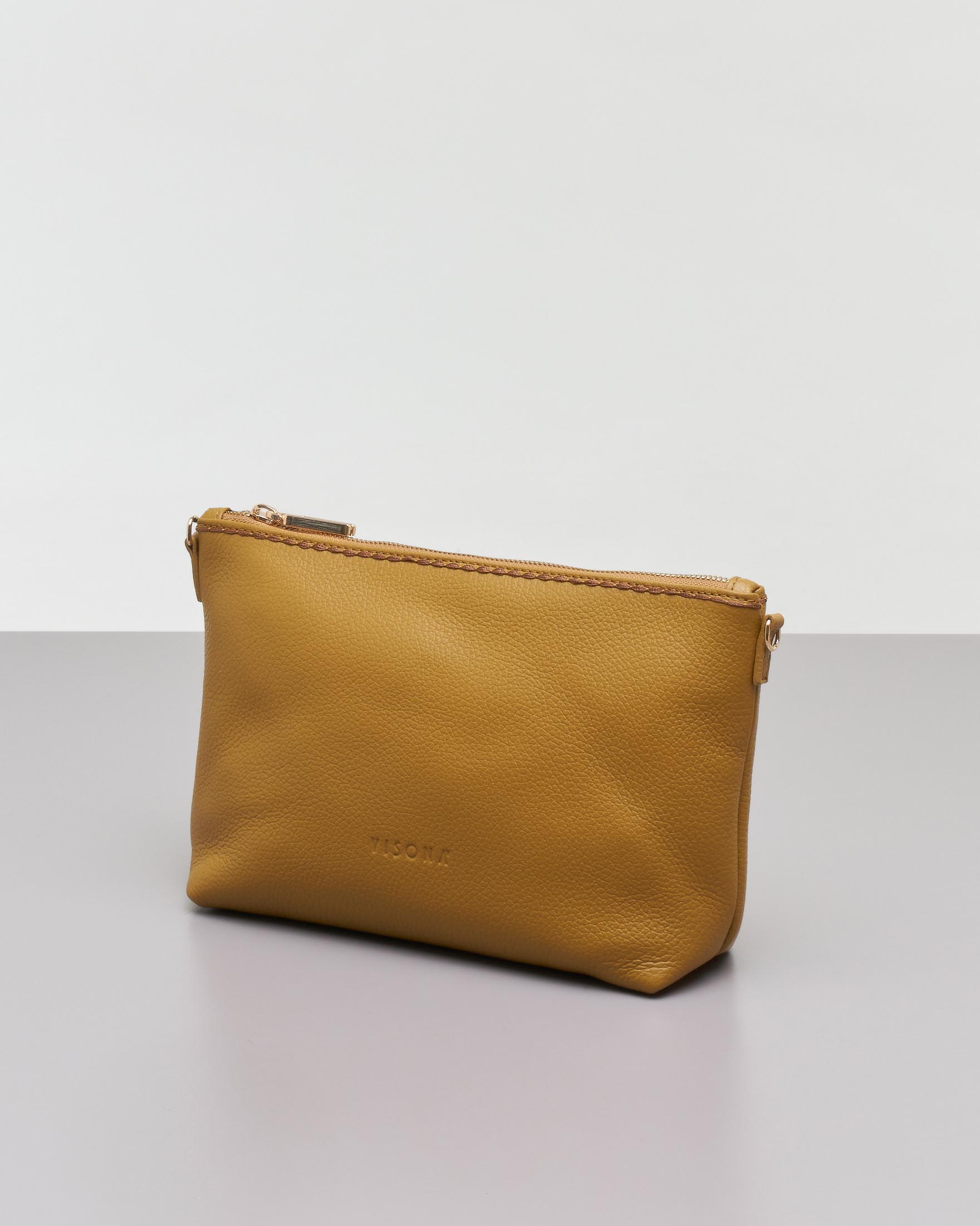 Borsa a busta color ocra in pelle martellata con tracolla removibile