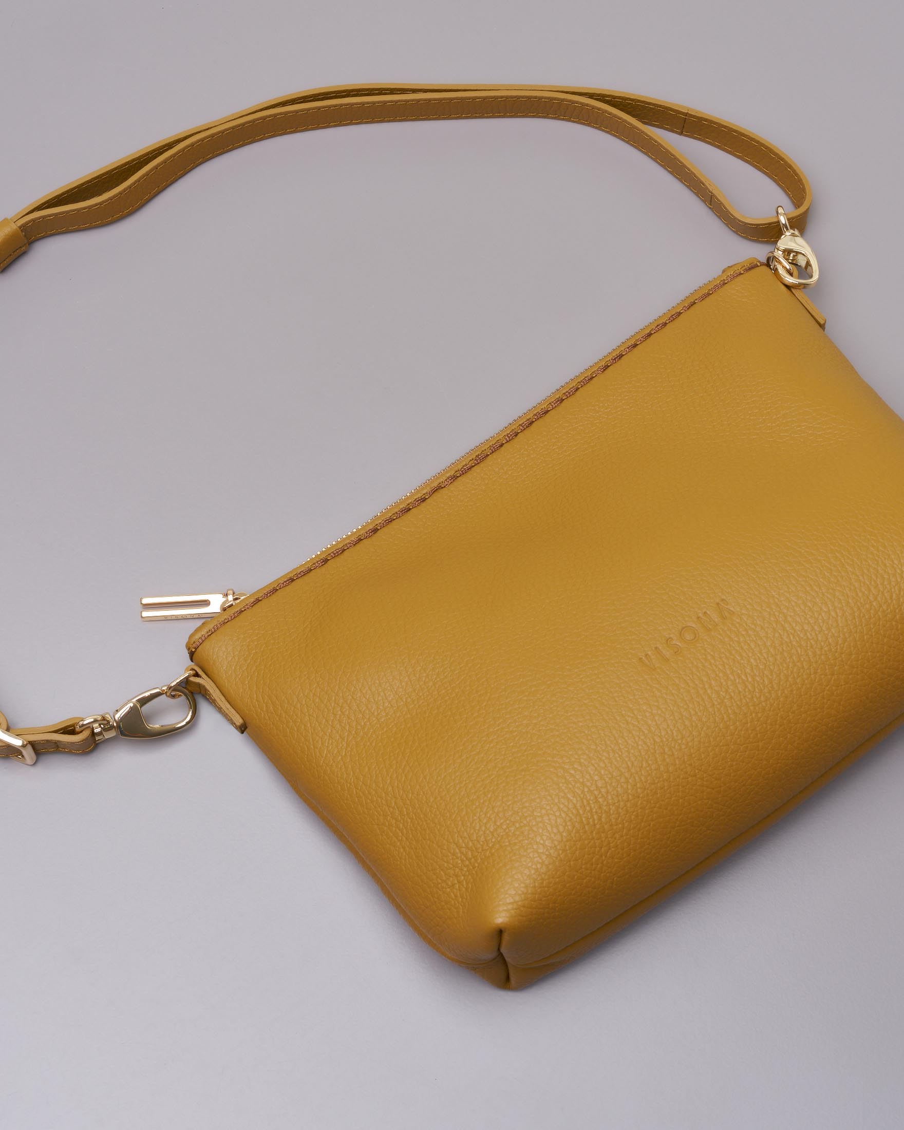 Borsa a busta color ocra in pelle martellata con tracolla