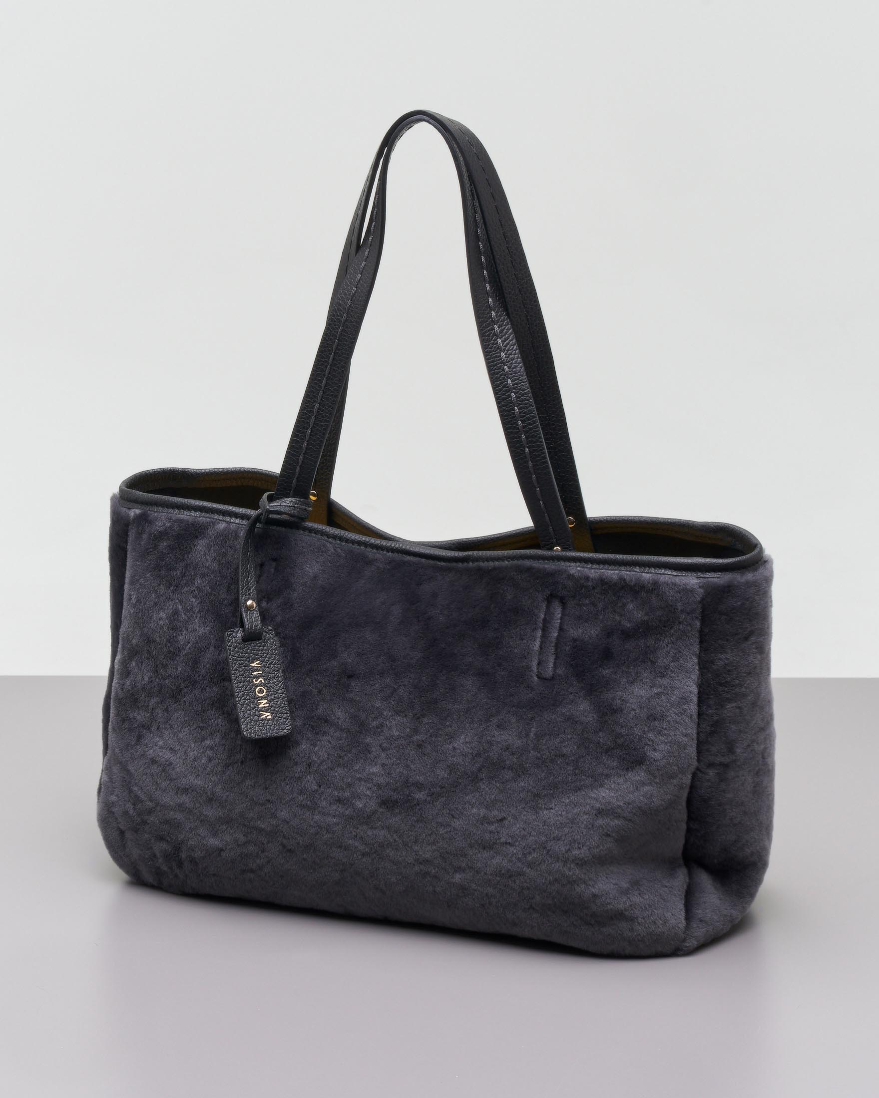 Shopping bag grigia in montone con manici in pelle con impunture