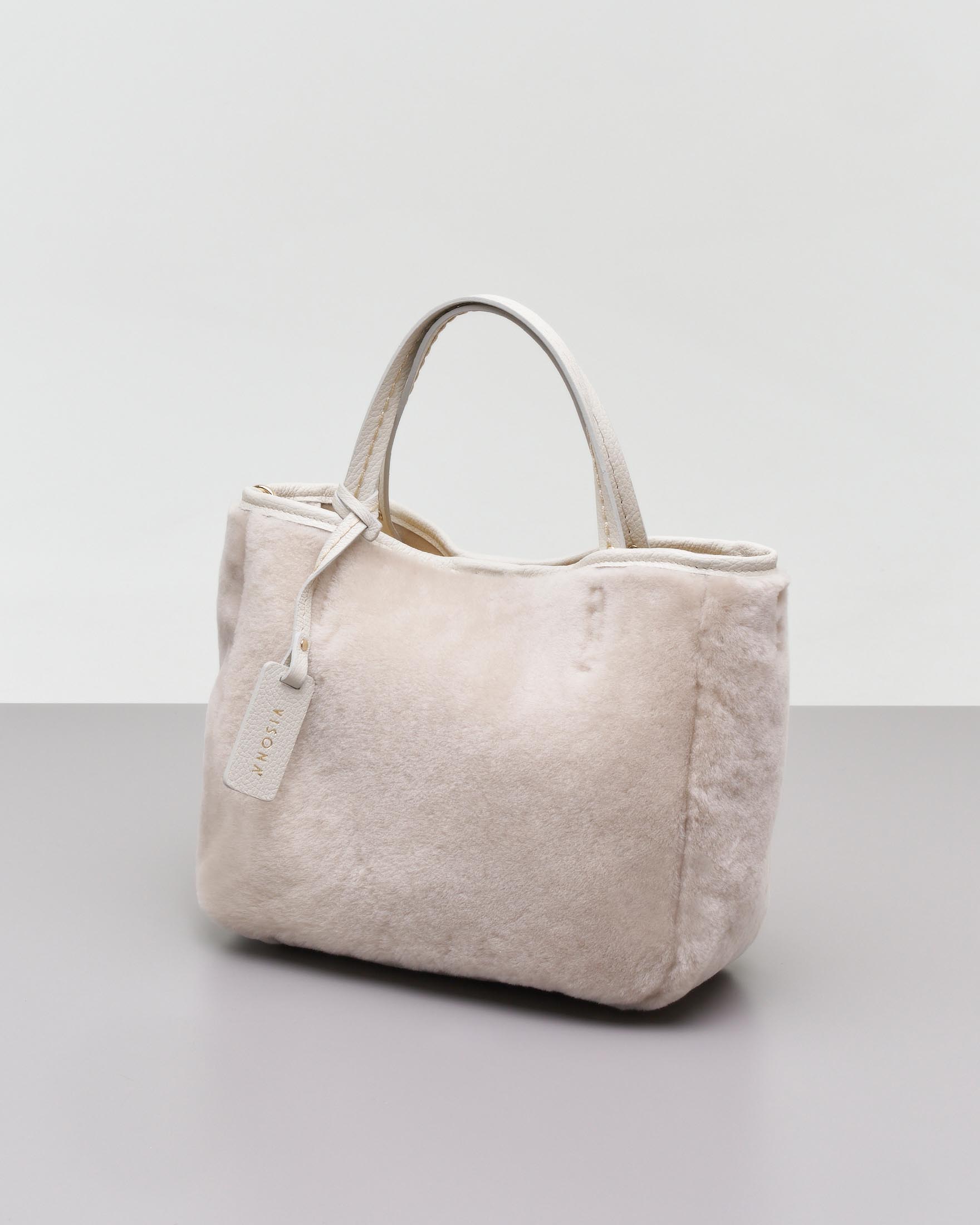 Shopping bag color panna in montone con manici in pelle con impunture