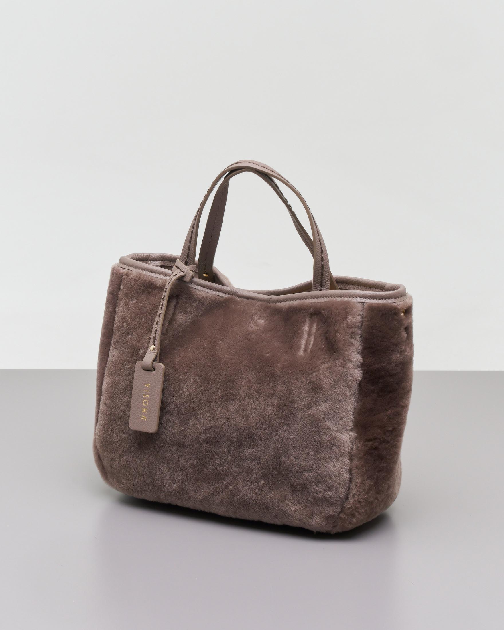 Shopping bag color taupe in montone con manici in pelle con impunture
