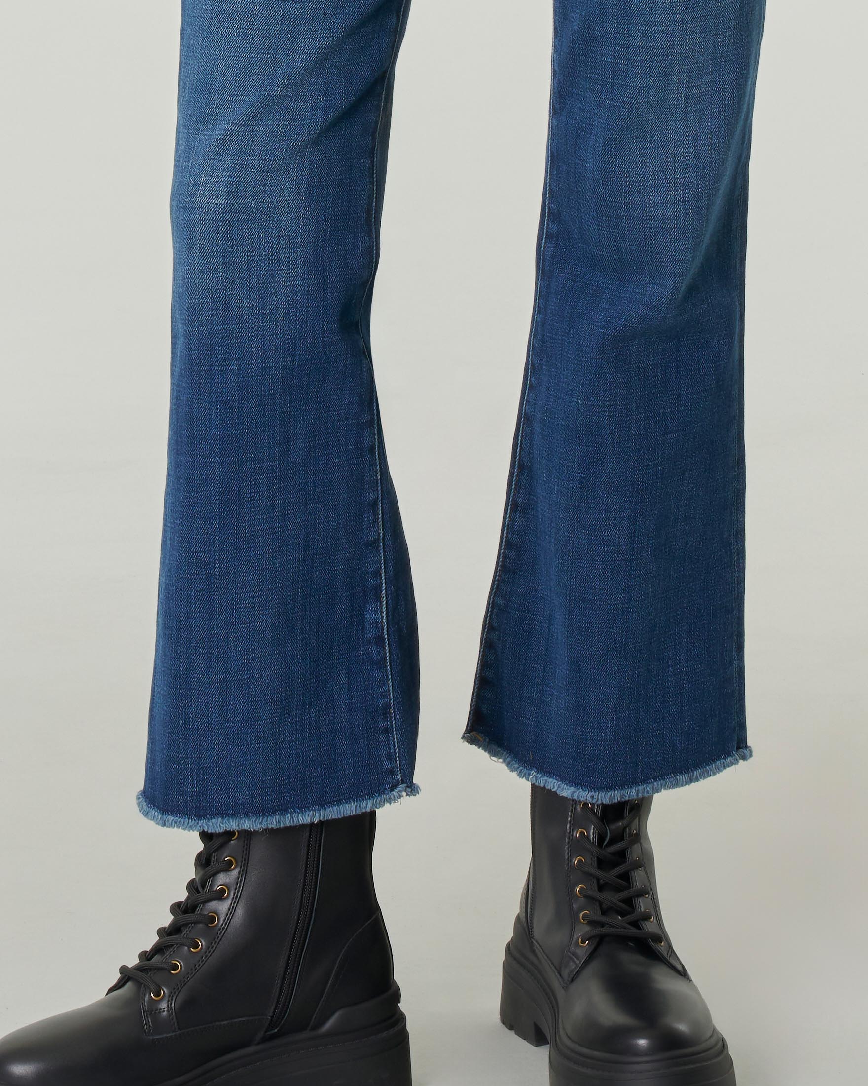 Jeans blu super stone washed a trombetta in cotone stretch con orli sfrangiati image