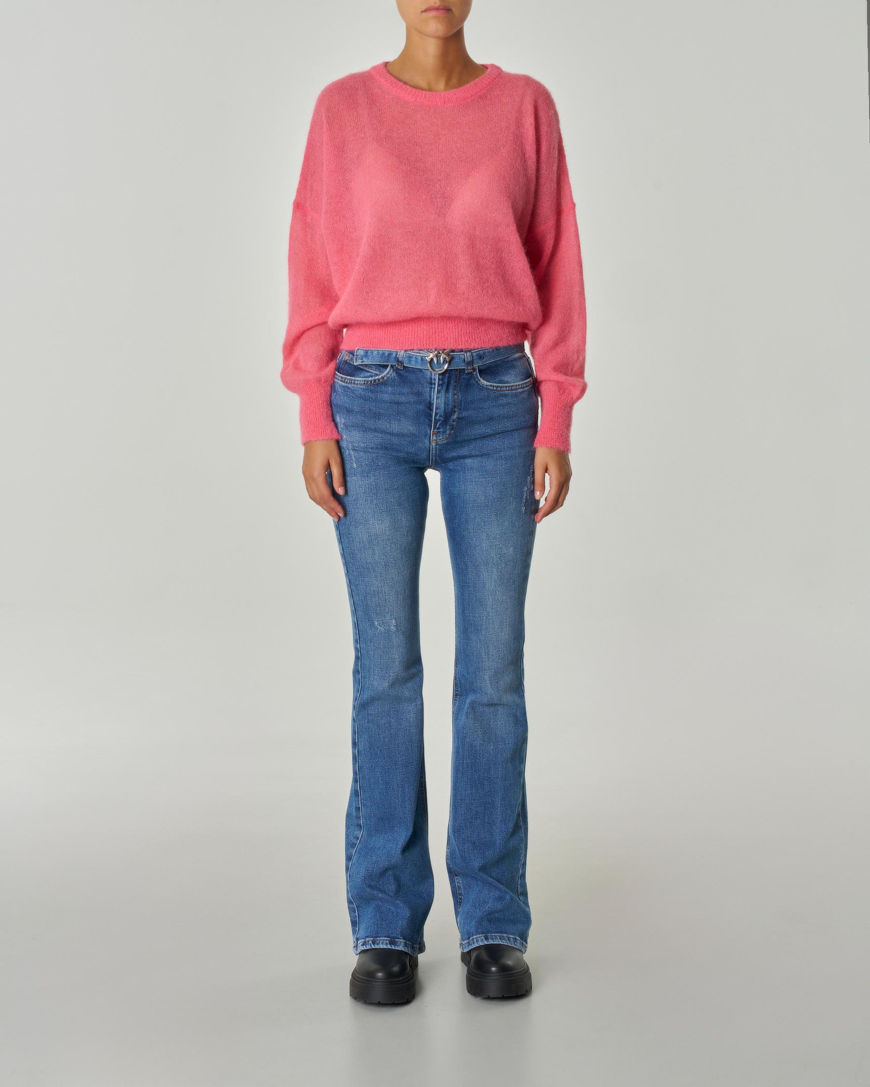 Jeans blu super stone washed a zampa in cotone stretch con rotture e cintura abbinata