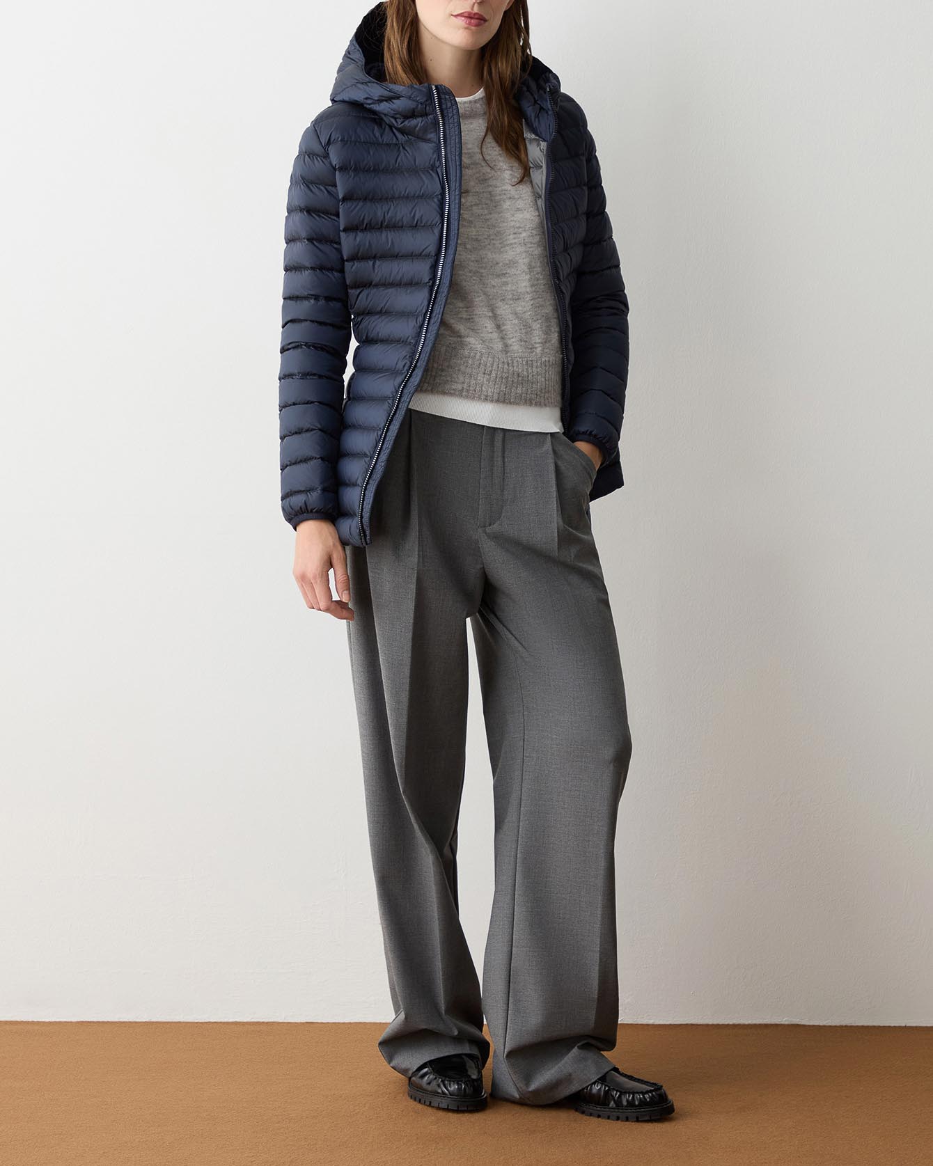 Piumino blu media lunghezza in tessuto effetto cangiante con cappuccio fisso image