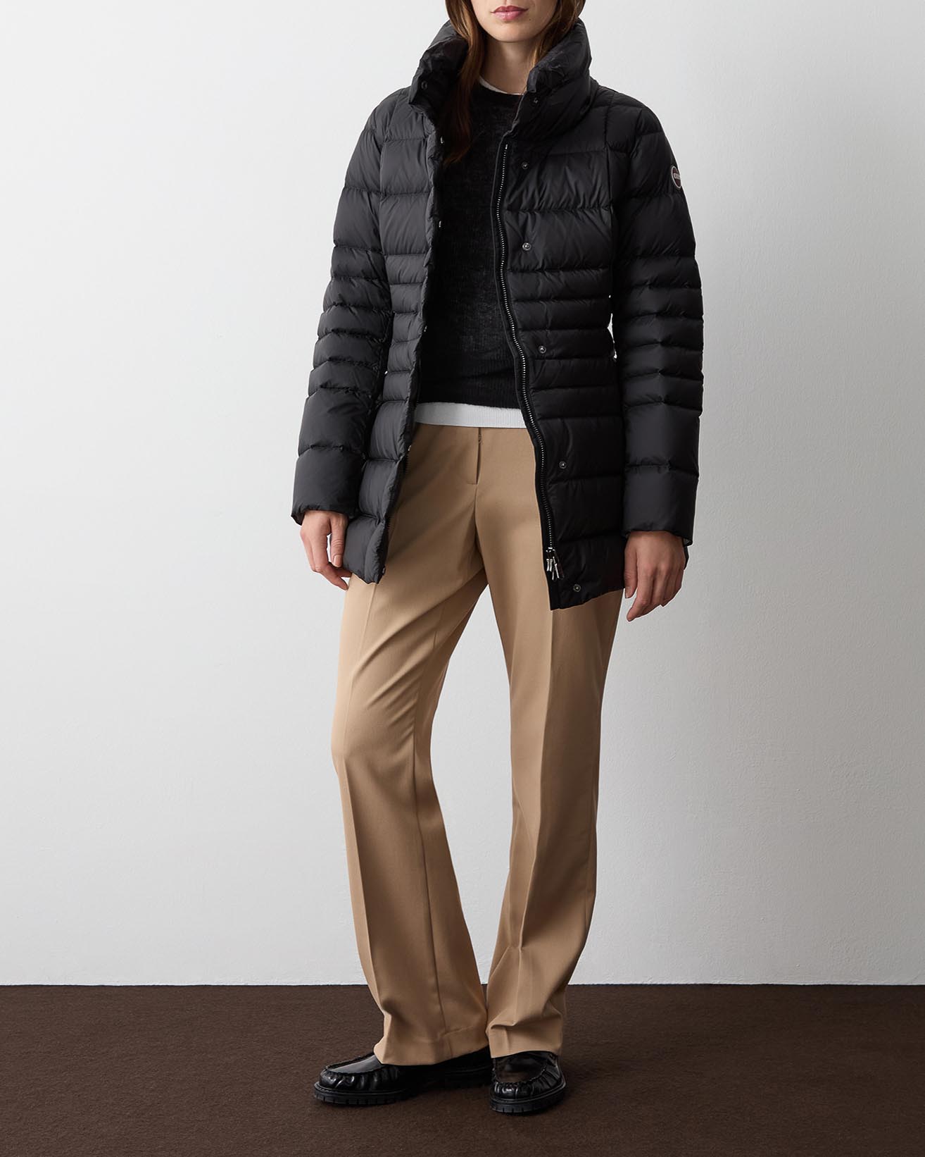 Piumino sfiancato nero in tessuto dal finishi cangiante con collo alto sciallato image