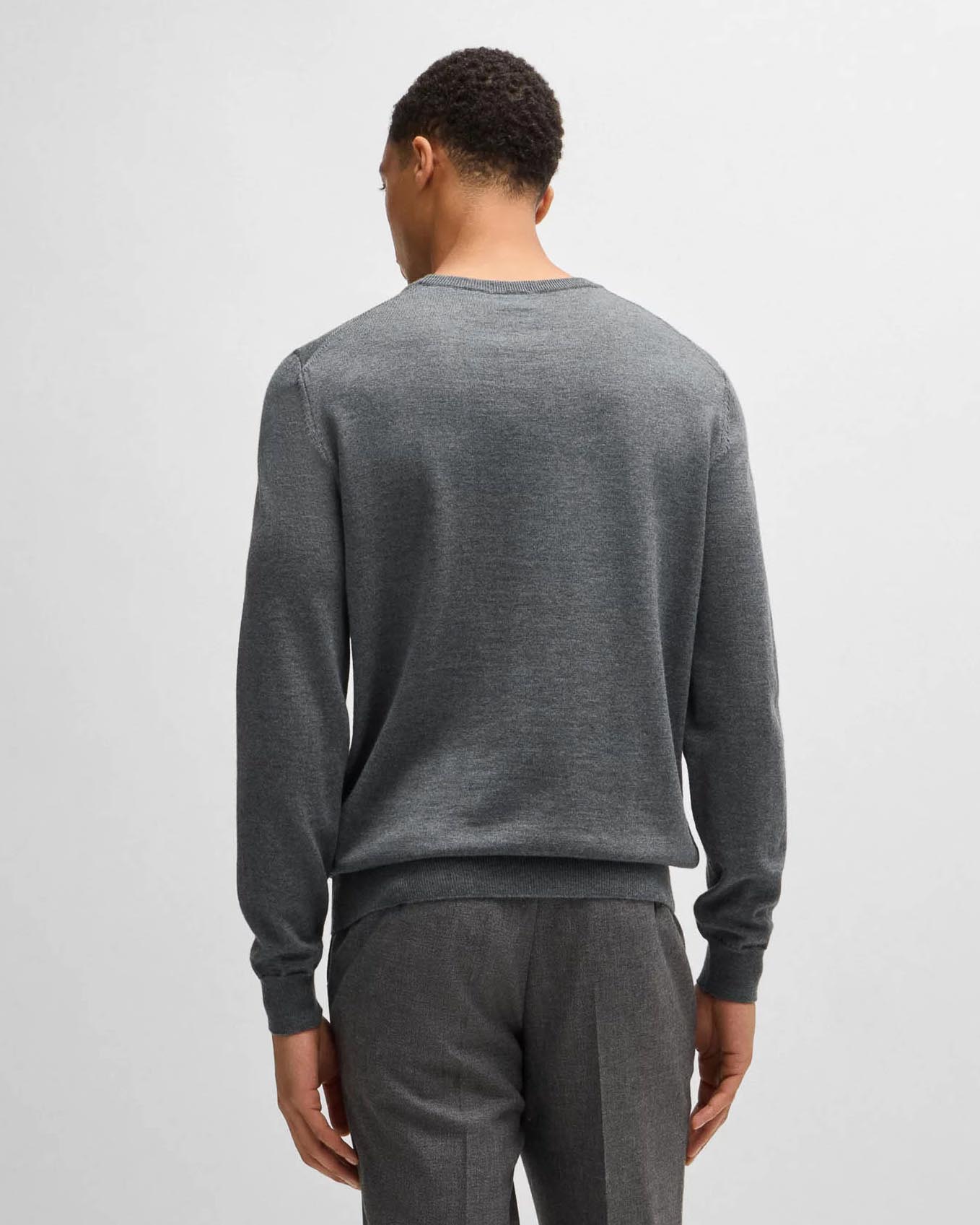 Maglia Boss grigia con scollo a V in pura lana vergine image