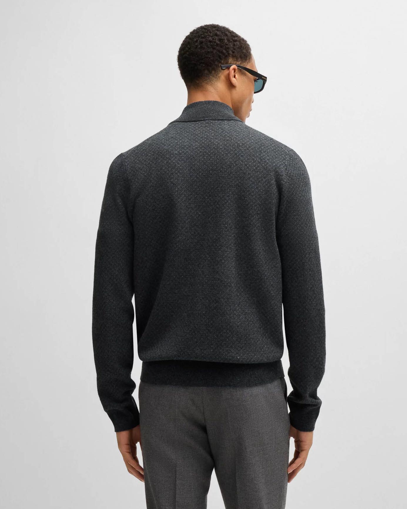 Maglia grigio antracite in misto lana e cotone micro fantasia con chiusura zip image