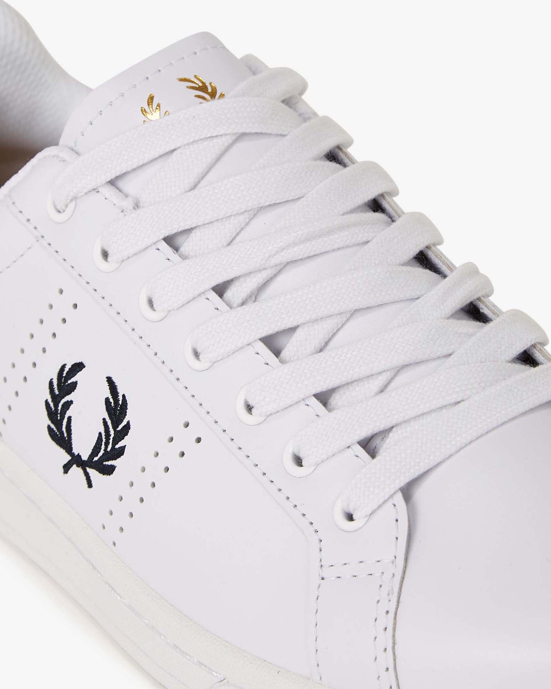 Sneakers Fred Perry bianche in pelle con tallone e logo blu image