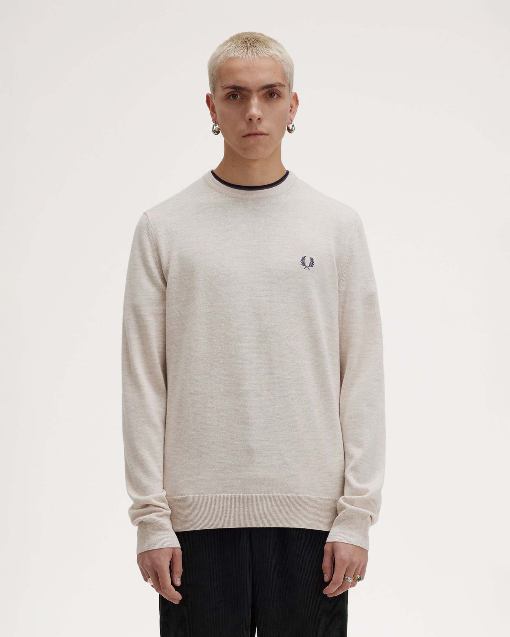 Maglia Fred Perry color panna girocollo in misto lana merino e cotone con logo blu