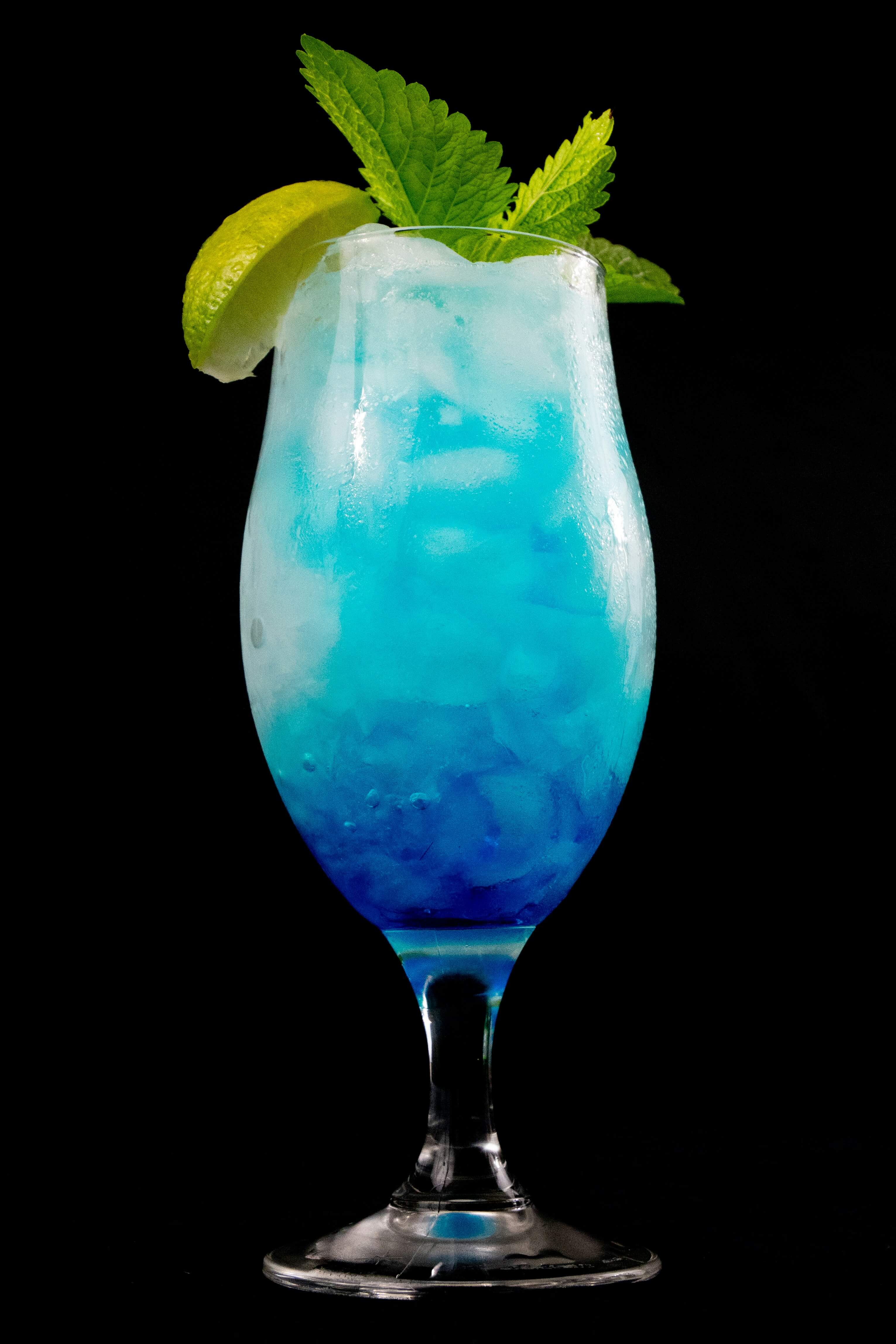 Cocktail blu: ricetta dello spritz al blu curacao
