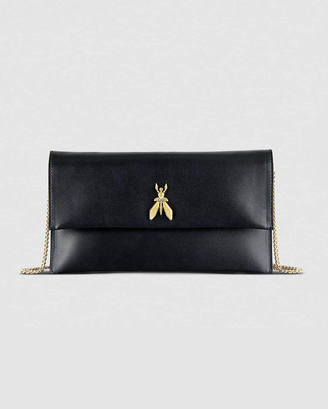 Pochette in pelle nera Patrizia Pepe con tracolla a catena removibile e logo Fly dorata