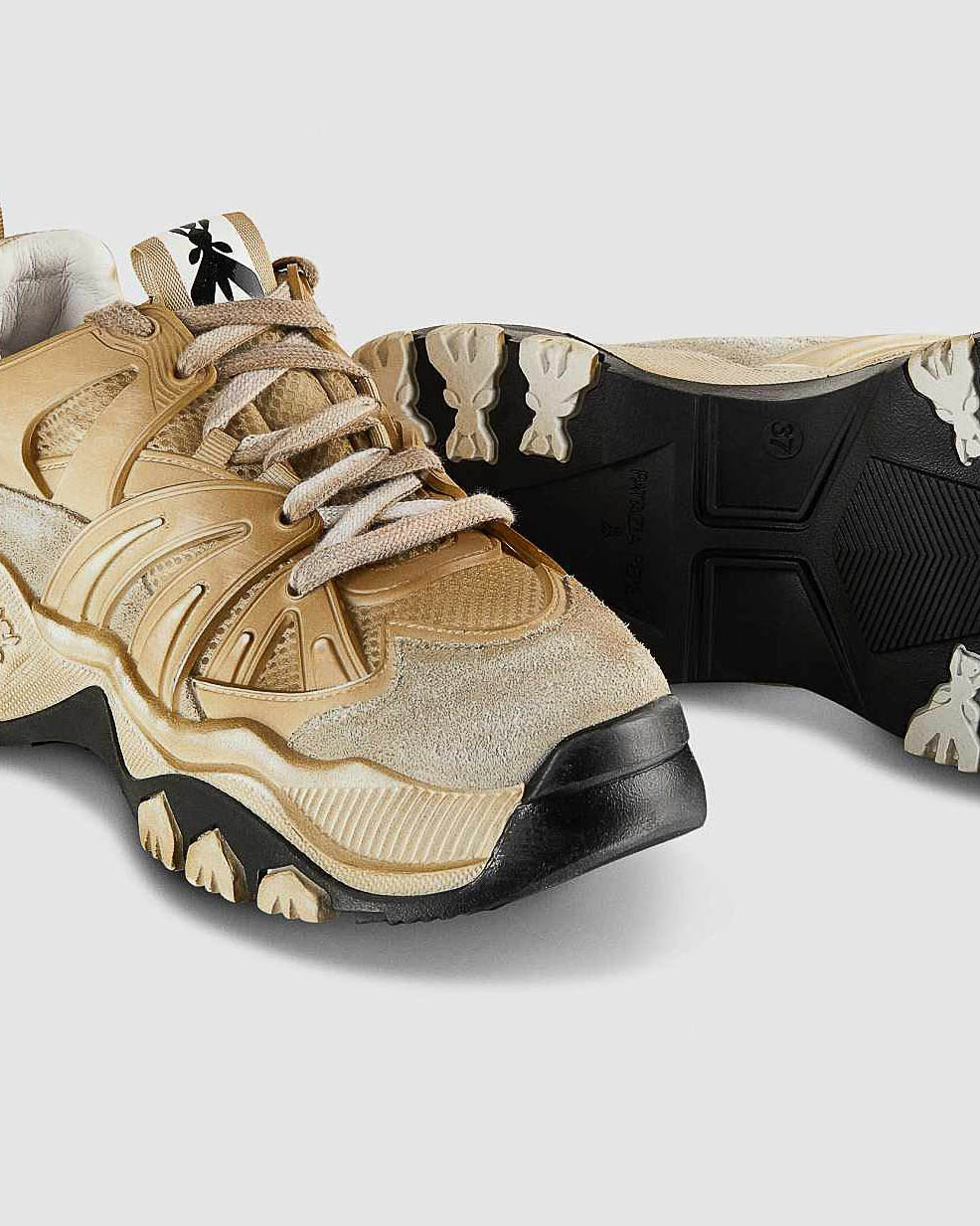 Sneakers color oro in pelle rete e suede con suola in tono e nera con logo