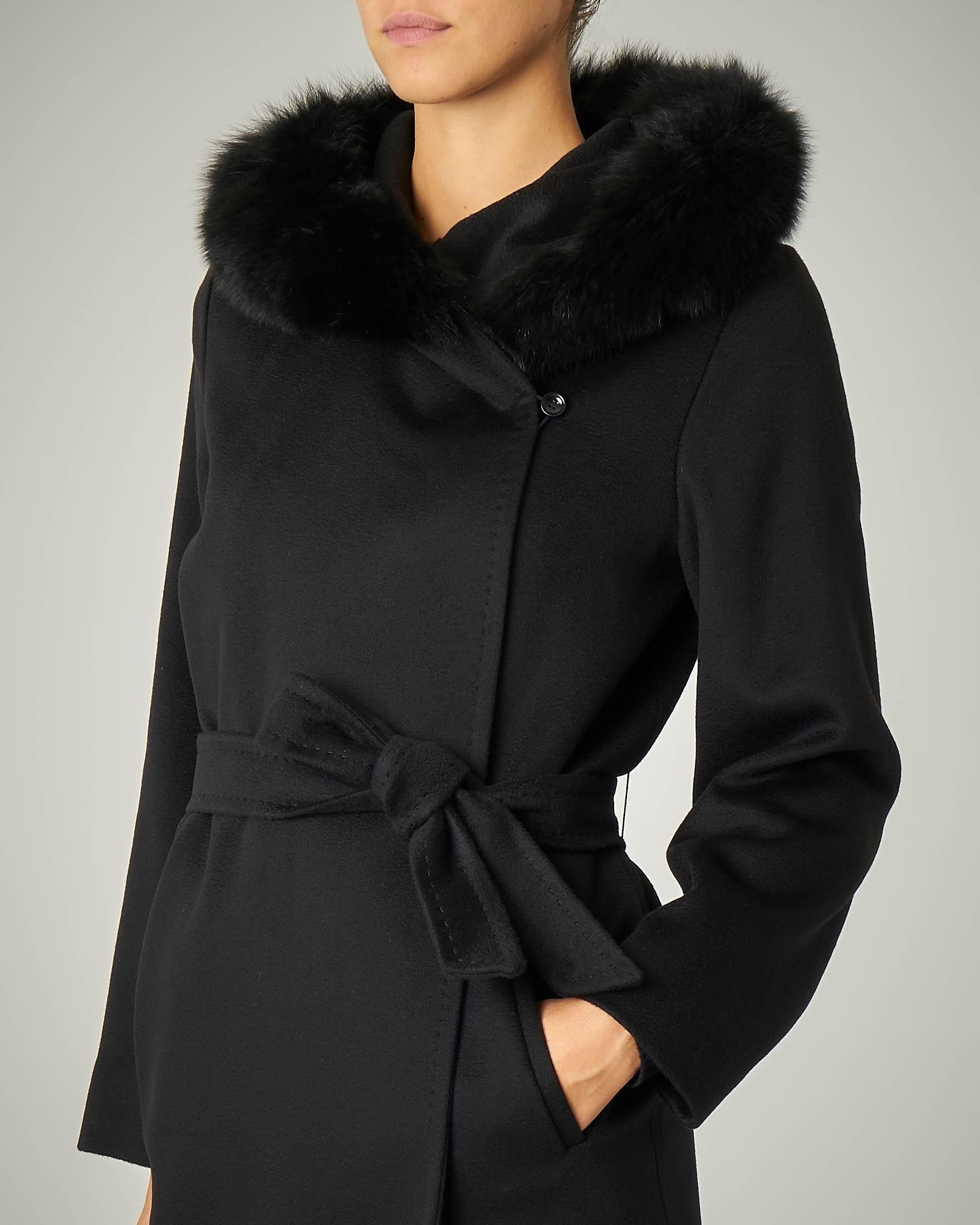 Cappotto nero in pura lana con cintura in vita e cappuccio profilato in pelliccia di volpe