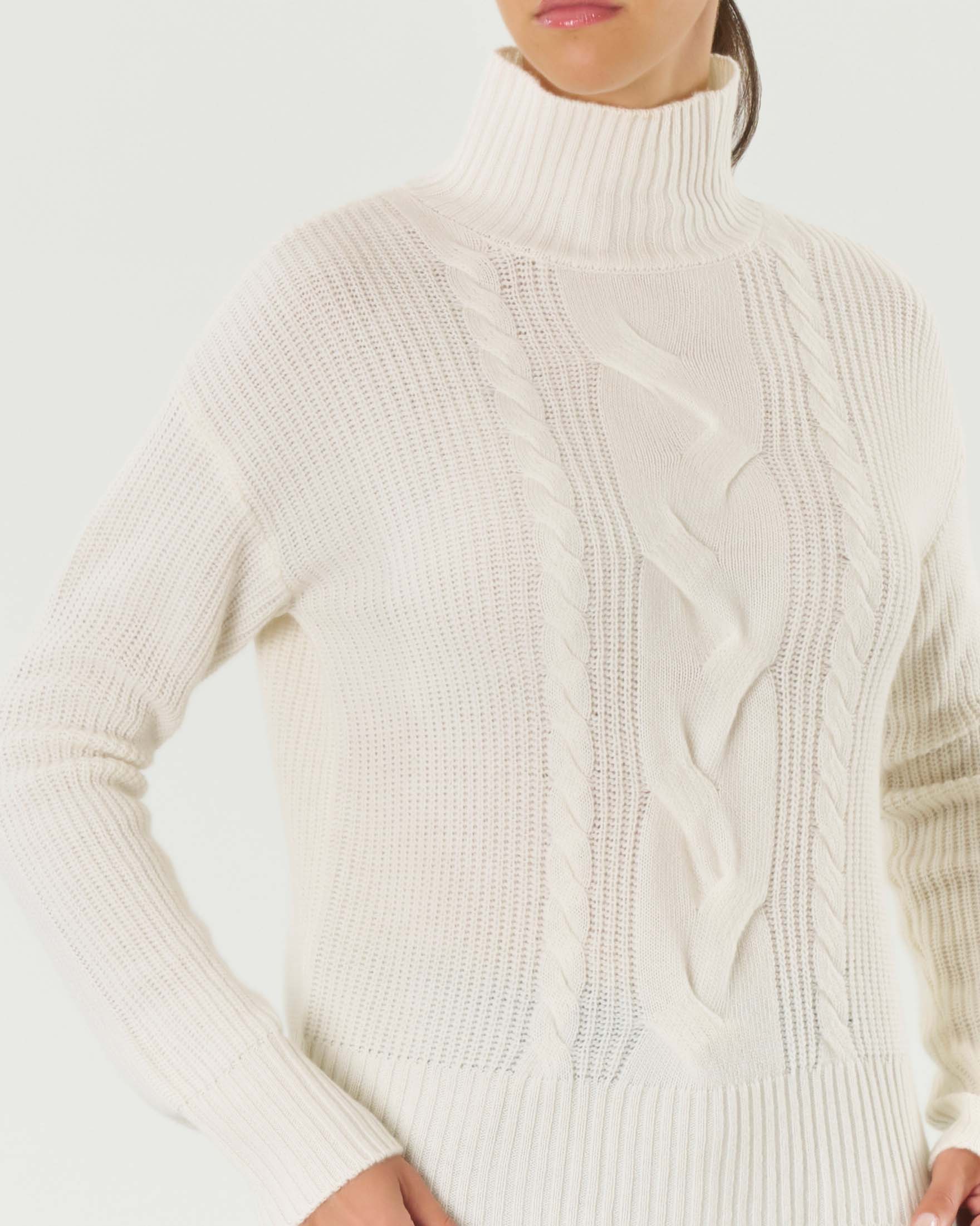 Maglia bianca a collo alto in misto lana a coste con motivo a trecce sul davanti