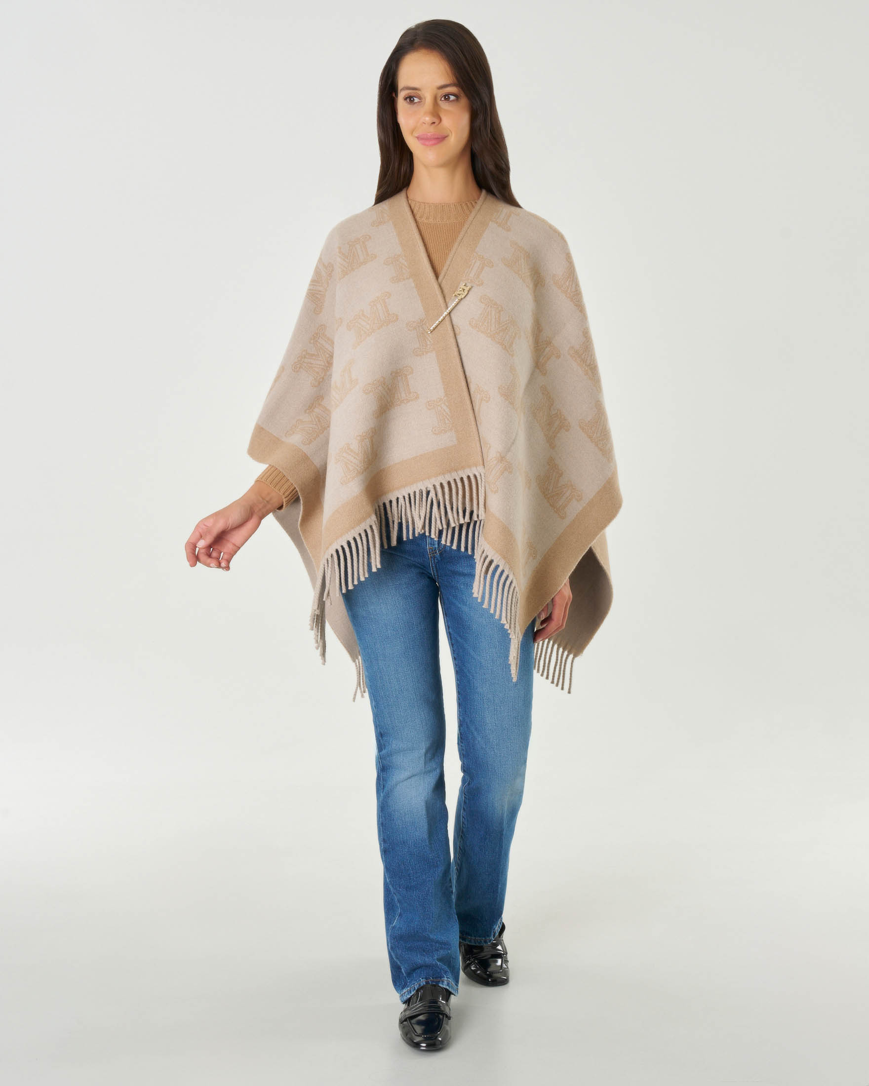 Mantella Max Mara Studio in doppio tessuto di pura lana a motivo monogramm avorio e cammello con spilla da balia in strass