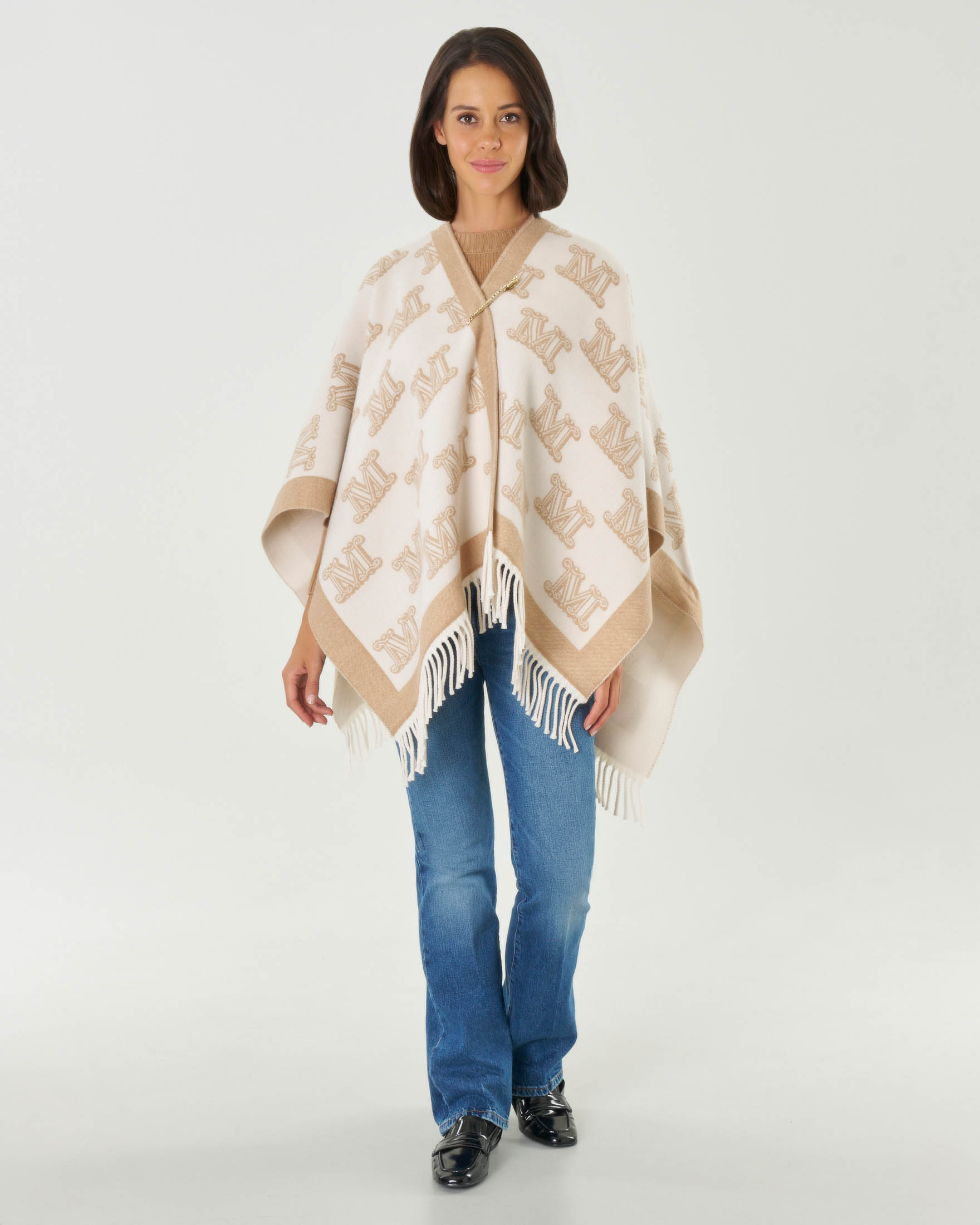 Mantella Max Mara Studio in doppio tessuto di pura lana a motivo monogramm sabbia e beige con spilla da balia in strass