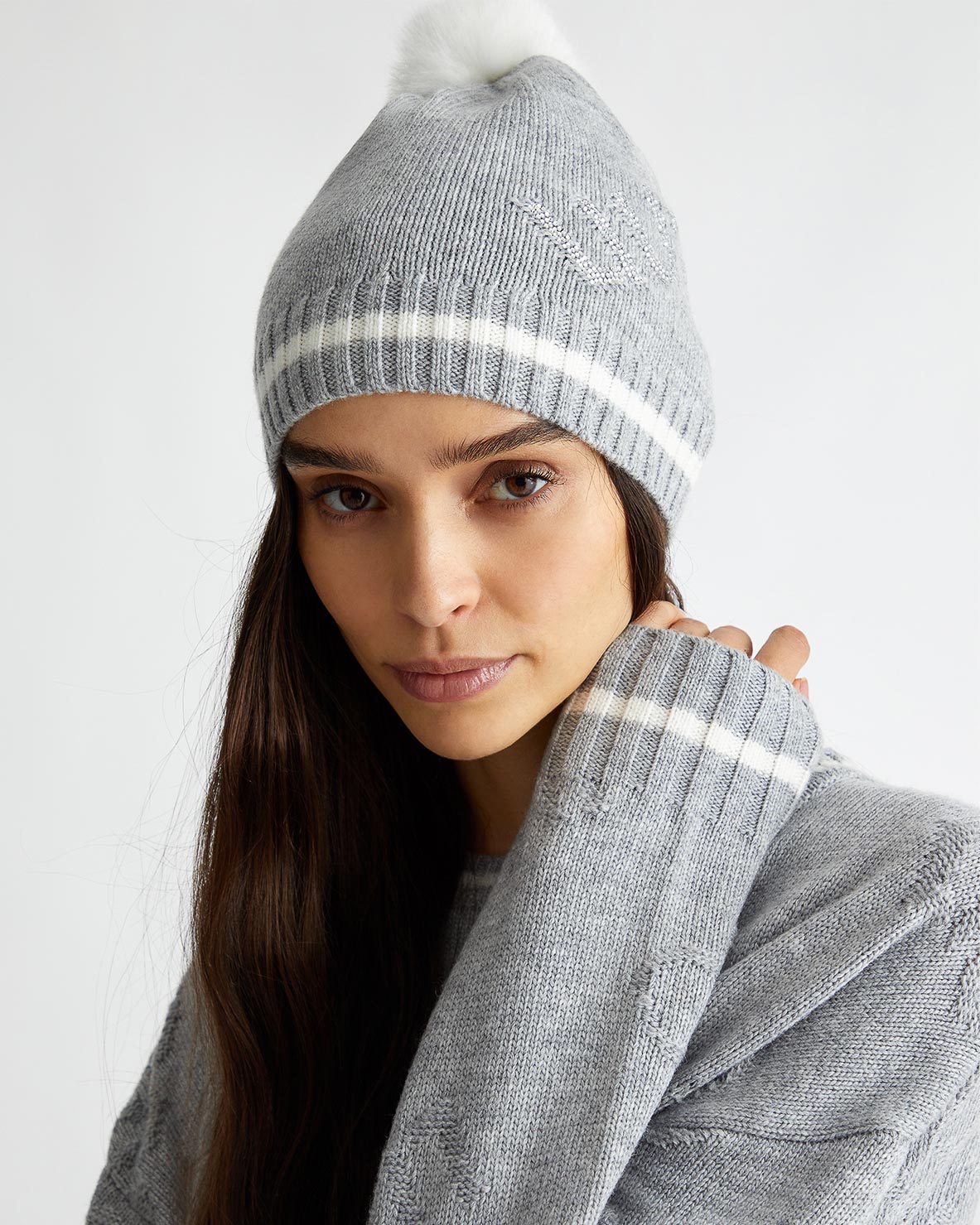 Berretto grigio in misto lana con fondo a coste e pon pon bianco in ecopelliccia image