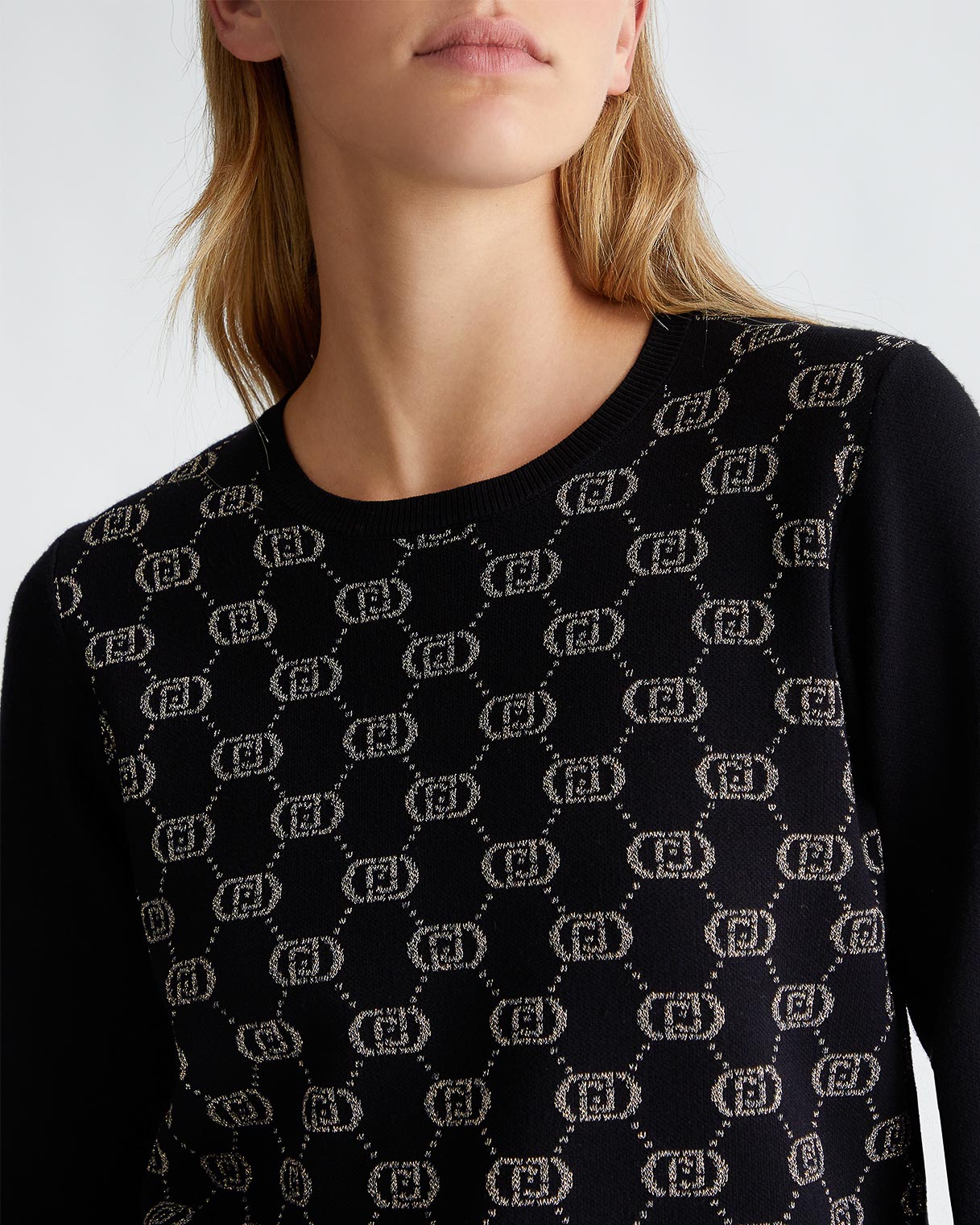 Maglia nera in misto viscosa con scritta logo oro jacquard sul busto e fondo bicolore