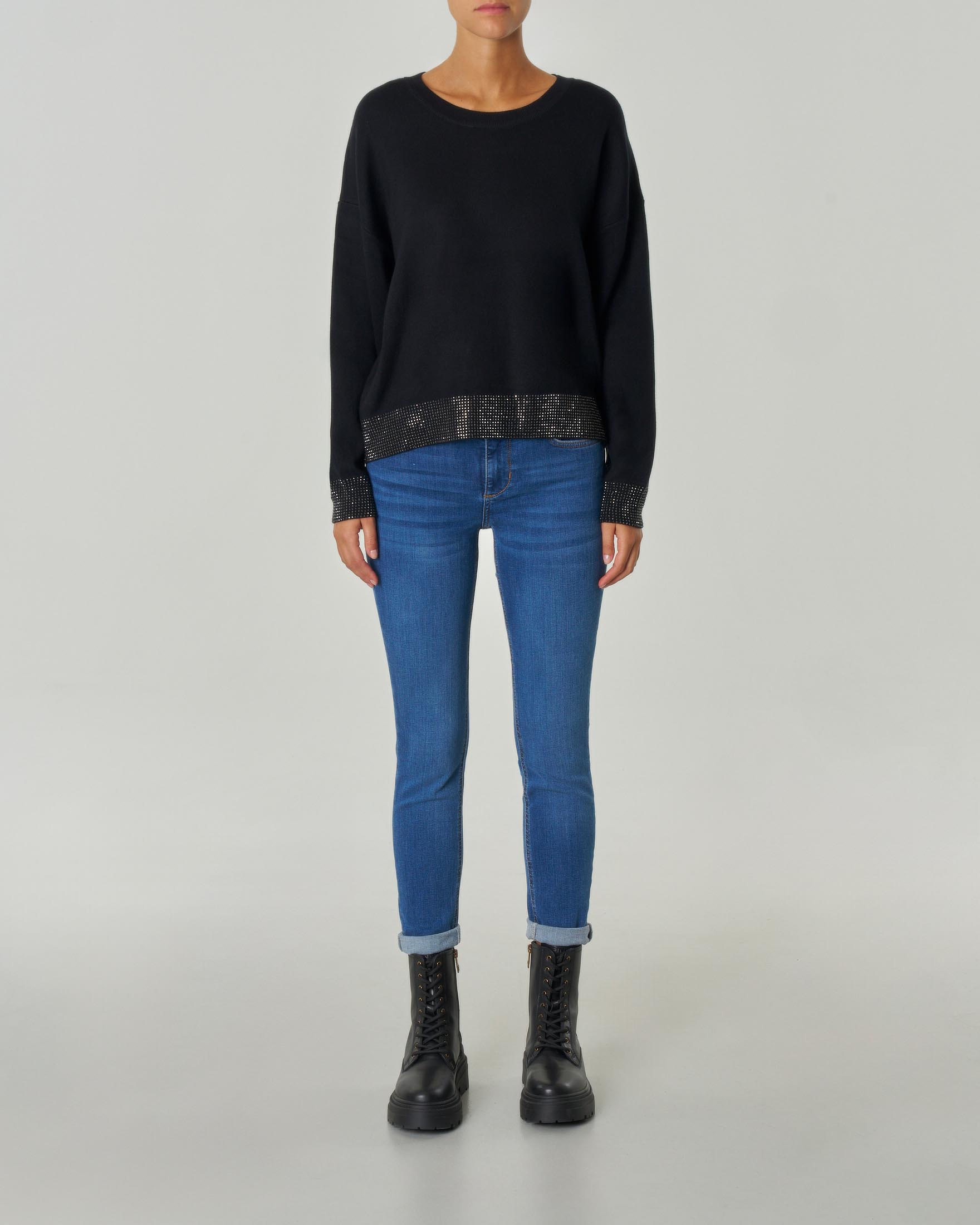 Jeans blu mirato in cotone stretch a vita media con risvolti al fondo