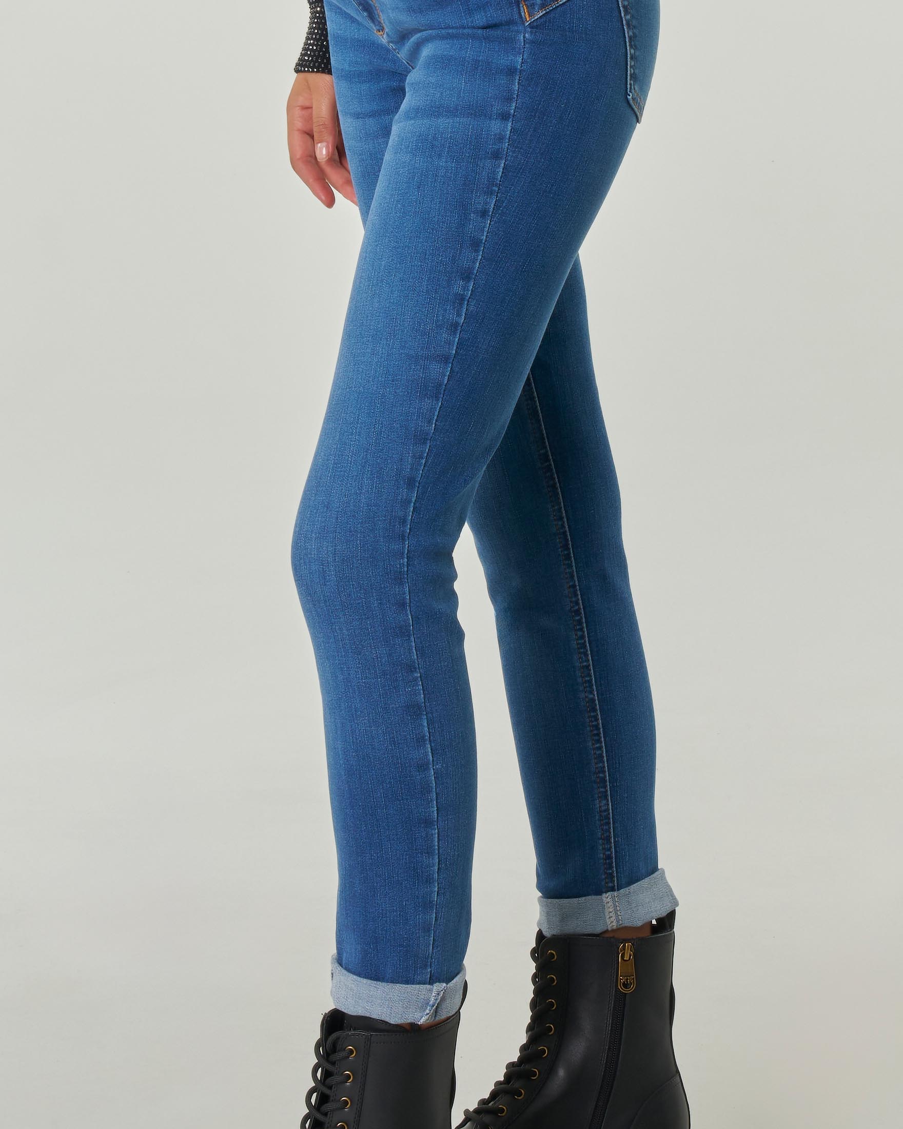 Jeans blu mirato in cotone stretch a vita media con risvolti al fondo image