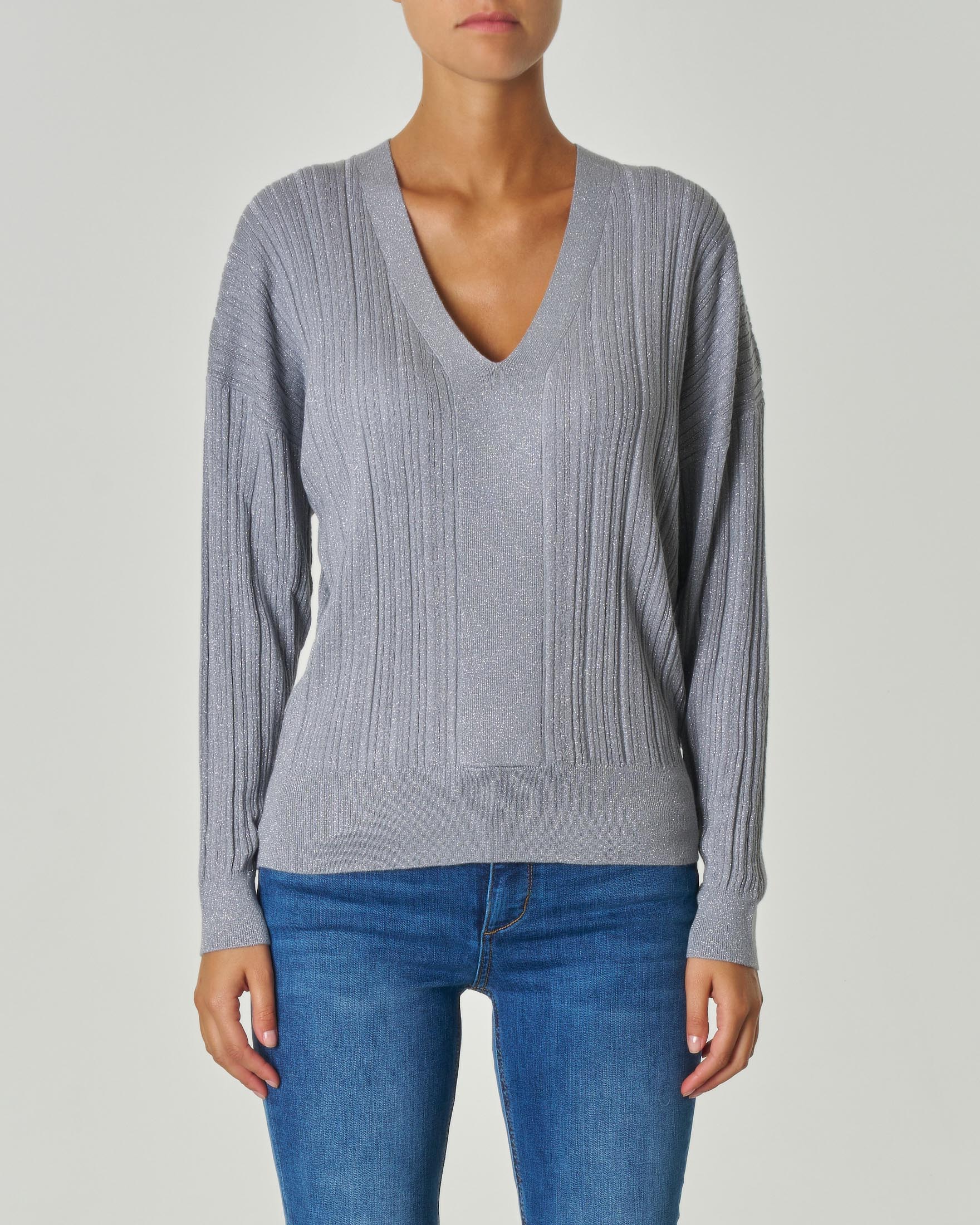 Maglia over color argento in viscosa a costine con inserti in lurex con scollo a V