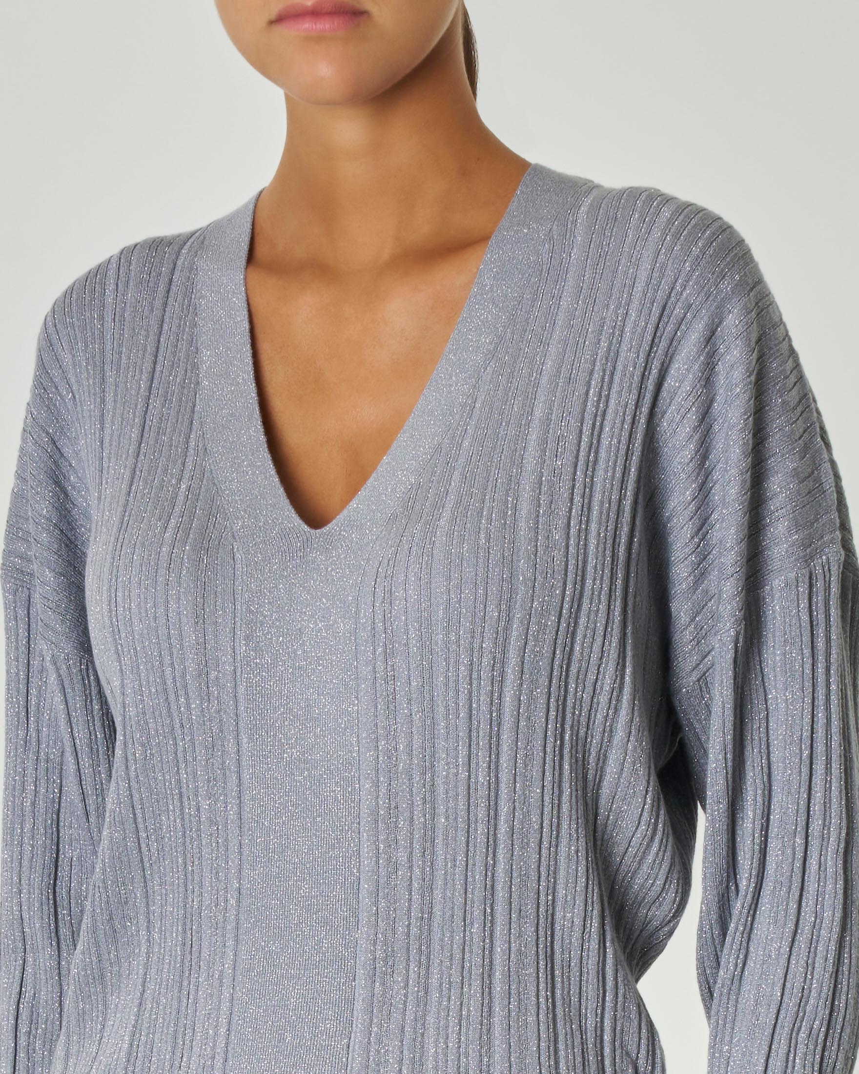Maglia over color argento in viscosa a costine con inserti in lurex con scollo a V image