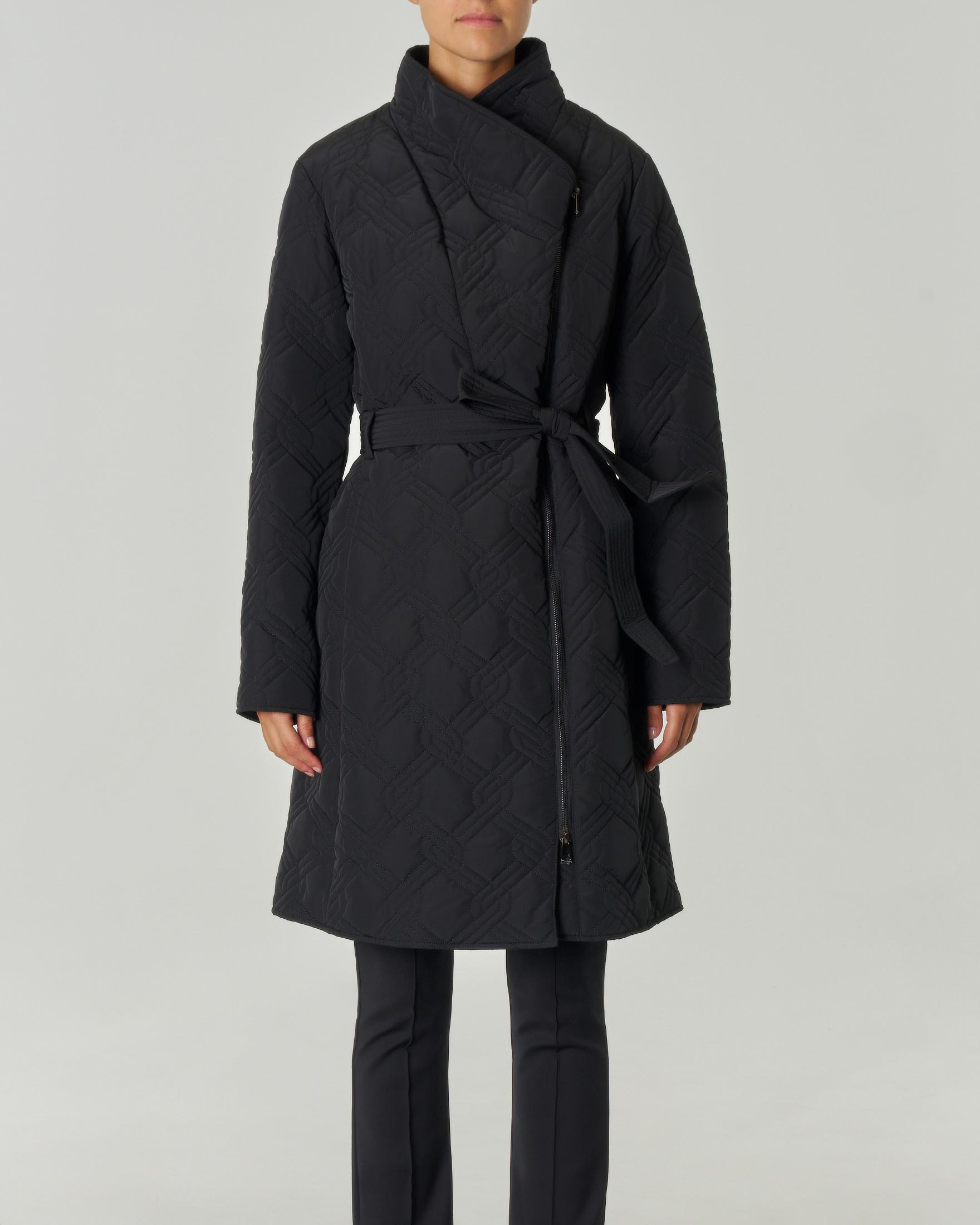 Piumino midi nero in tessuto con imbottitura ad intreccio con collo alto rever incrociato sul davanti e cintura