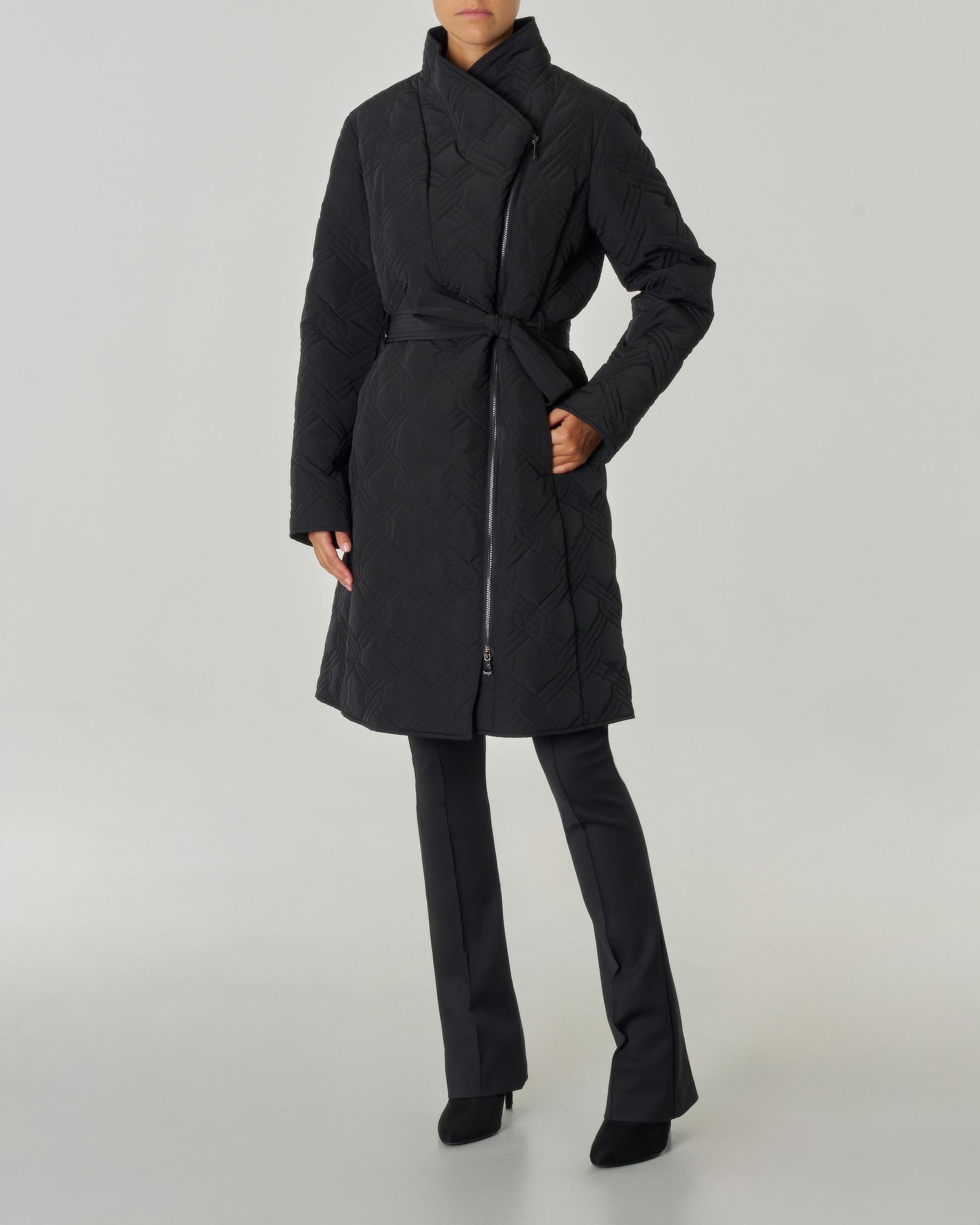 Piumino midi nero in tessuto con imbottitura ad intreccio con collo alto rever incrociato sul davanti e cintura image