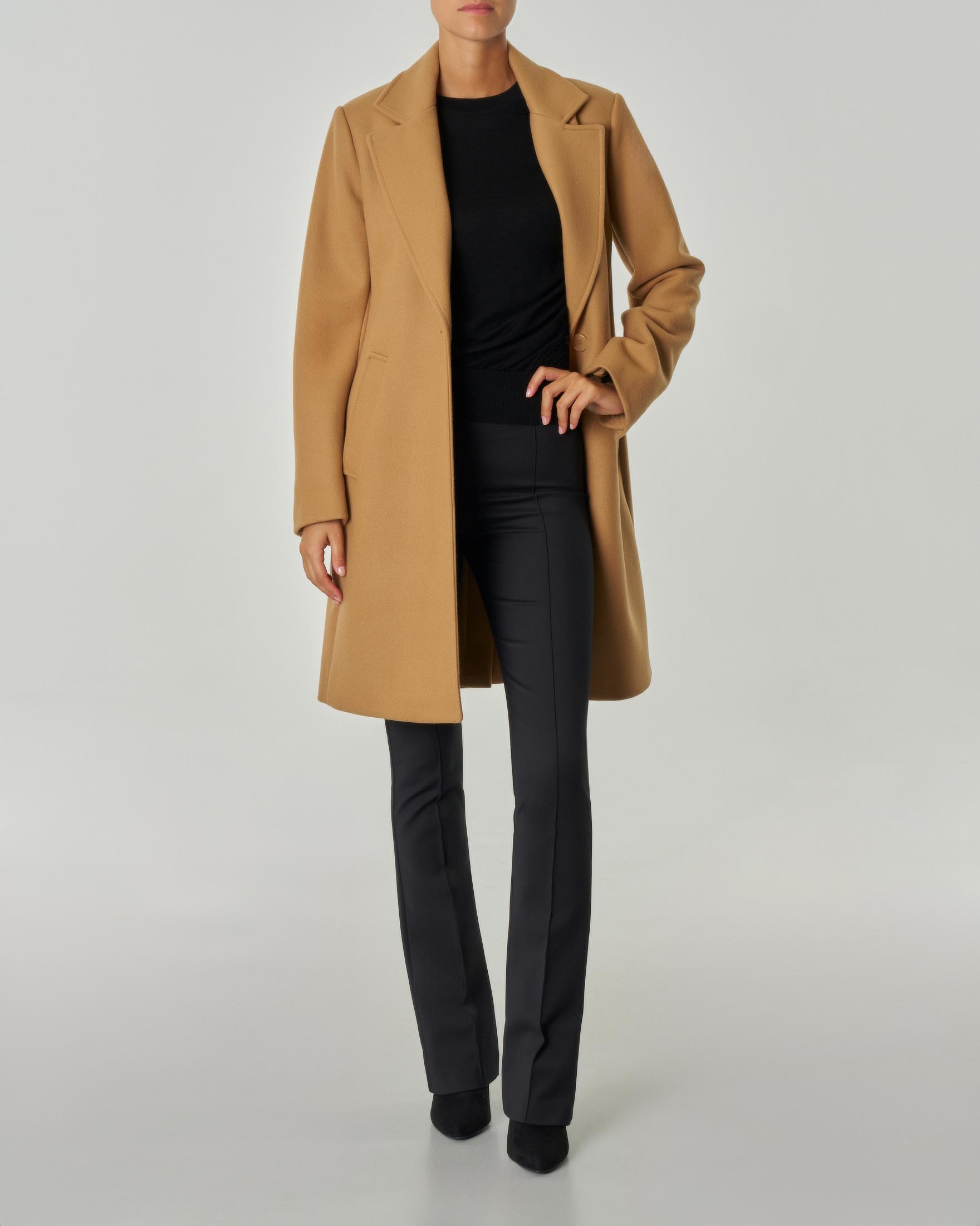 Cappotto color cammello in panno dal taglio maschile con chiusura monopetto ad un bottone image