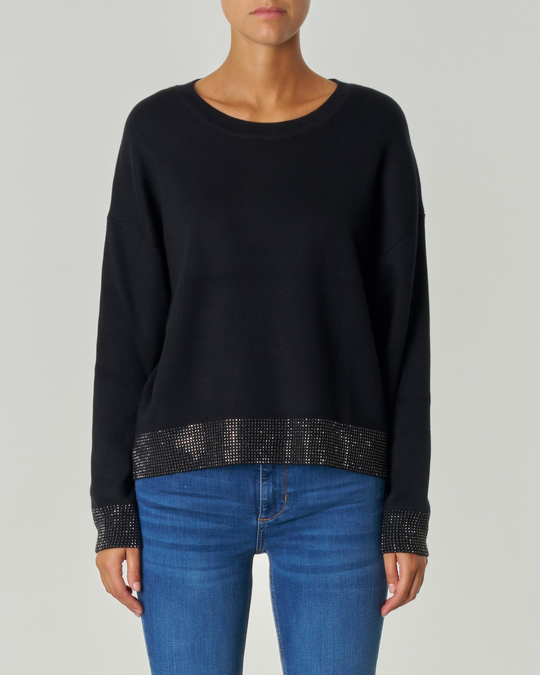 Maglia nera in misto viscosa con inserto in strass sui polsini e lungo il fondo