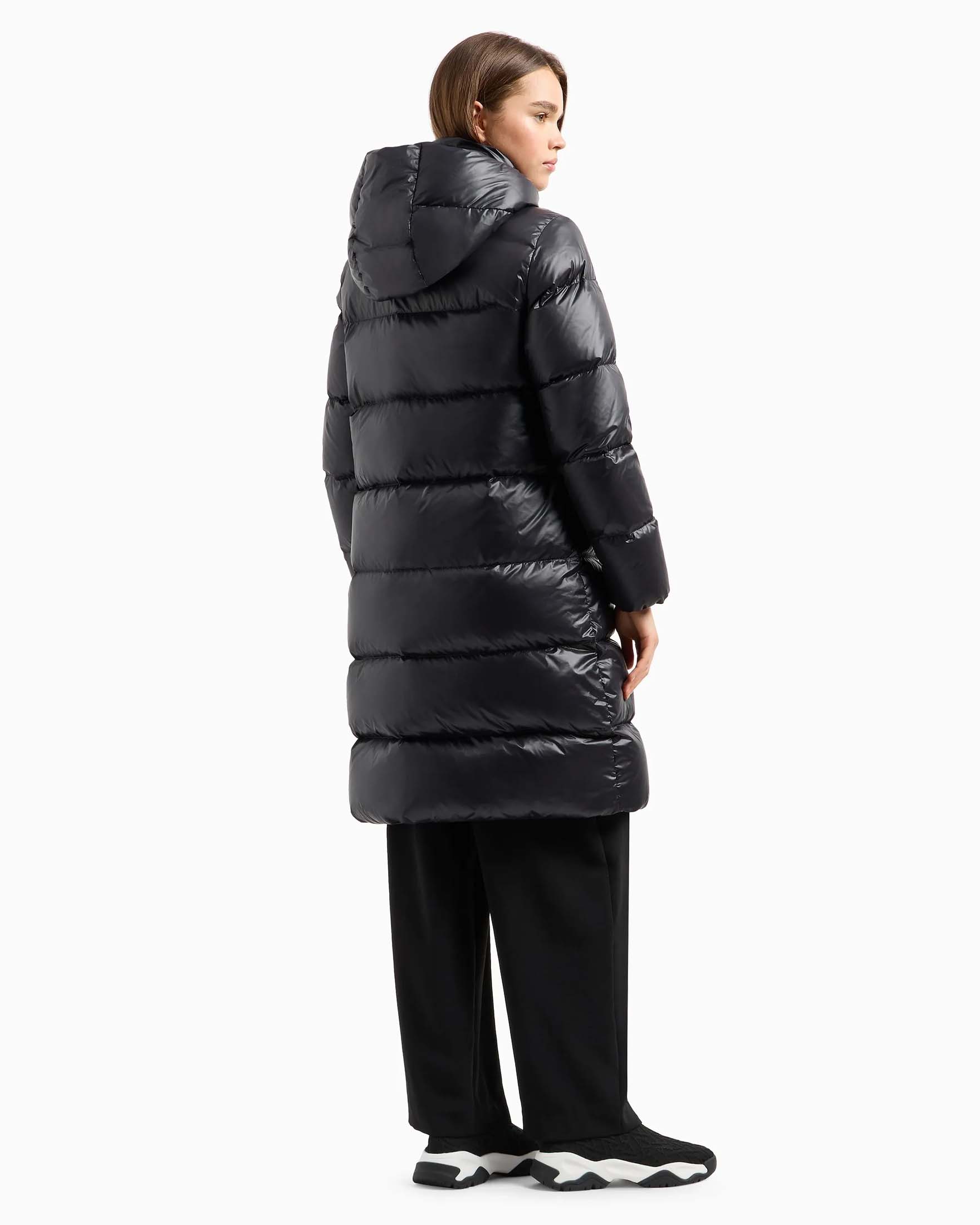 Piumino nero al ginocchio con cappuccio staccabile con maxi patch logo sul braccio