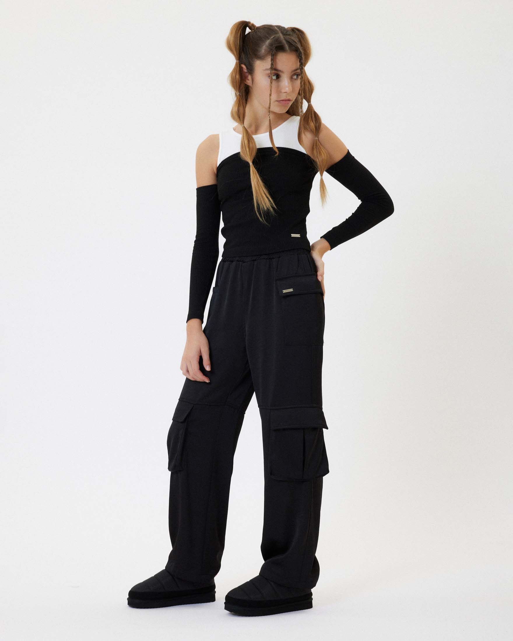 Pantalone cargo nero in raso
