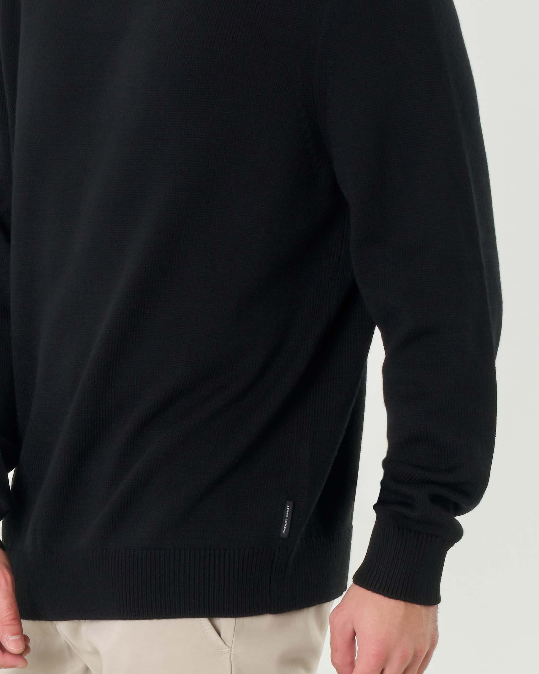 Dolcevita nero in maglia rasata di misto cotone e lana con etichetta logo sul fianco
