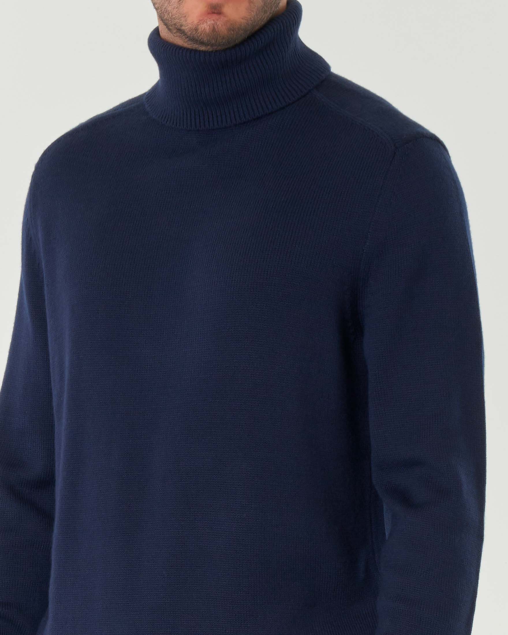 Dolcevita blu in maglia rasata di misto cotone e lana con etichetta logo sul fianco