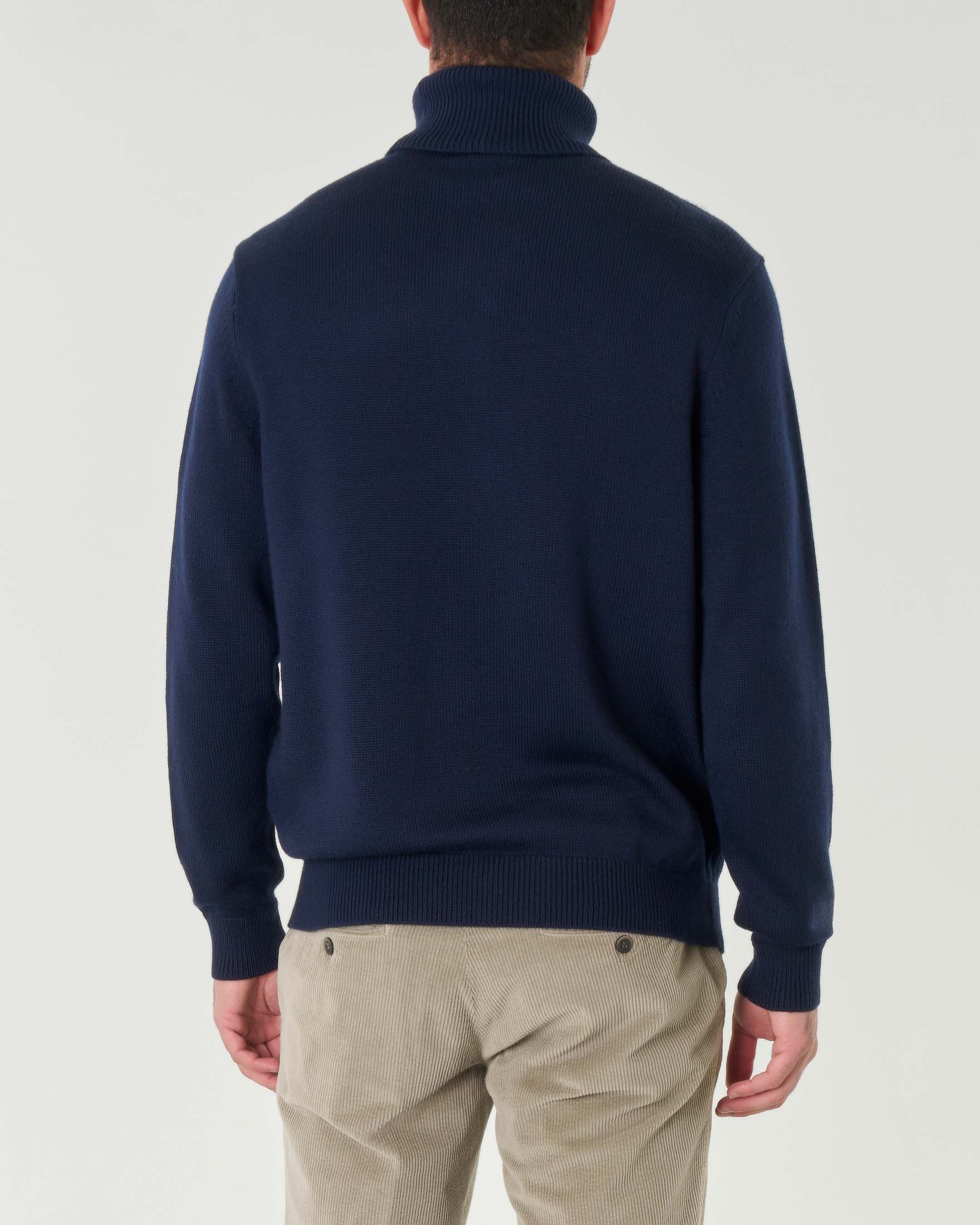 Dolcevita blu in maglia rasata di misto cotone e lana con etichetta logo sul fianco