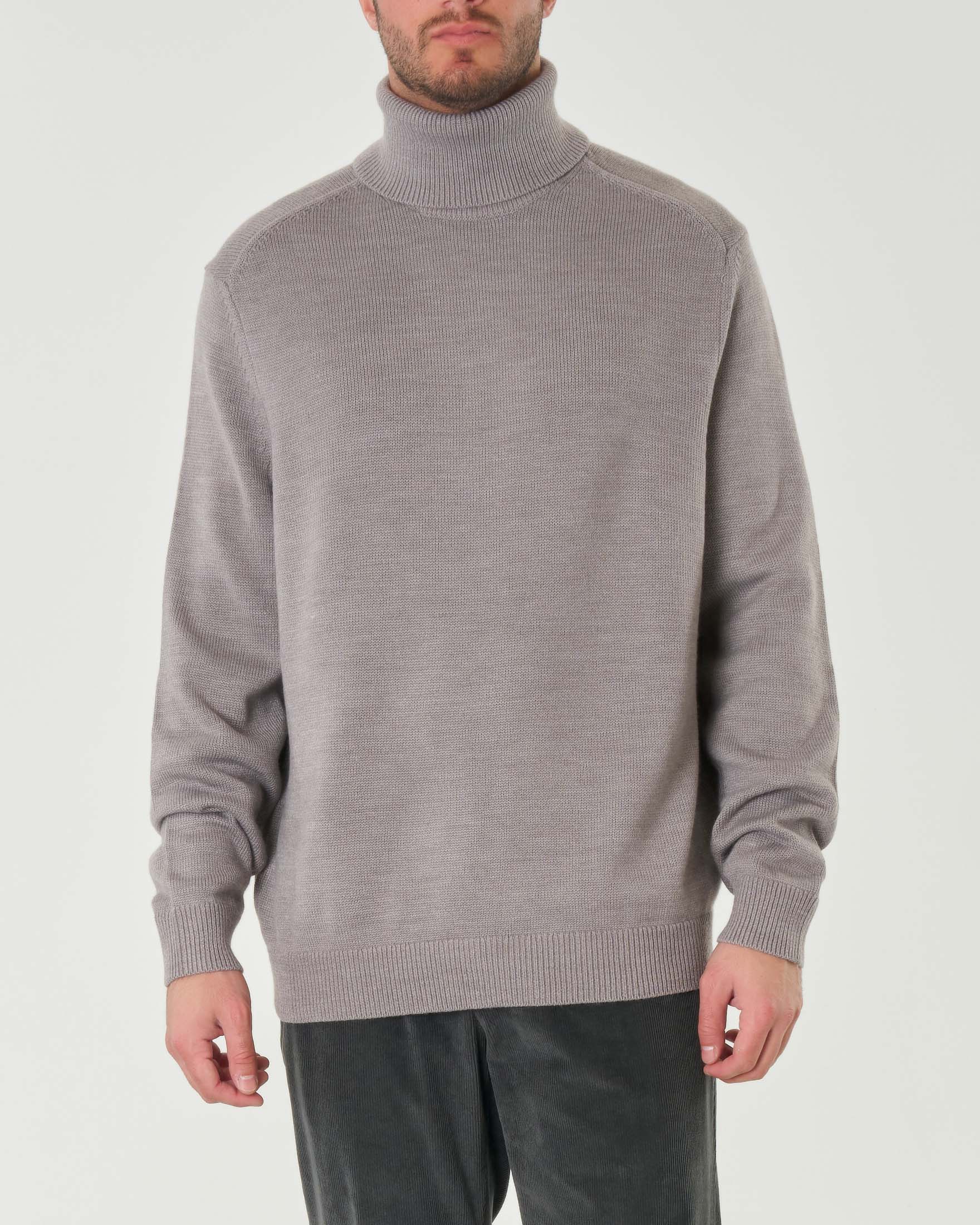 Dolcevita grigio in maglia rasata di misto cotone e lana con etichetta logo sul fianco