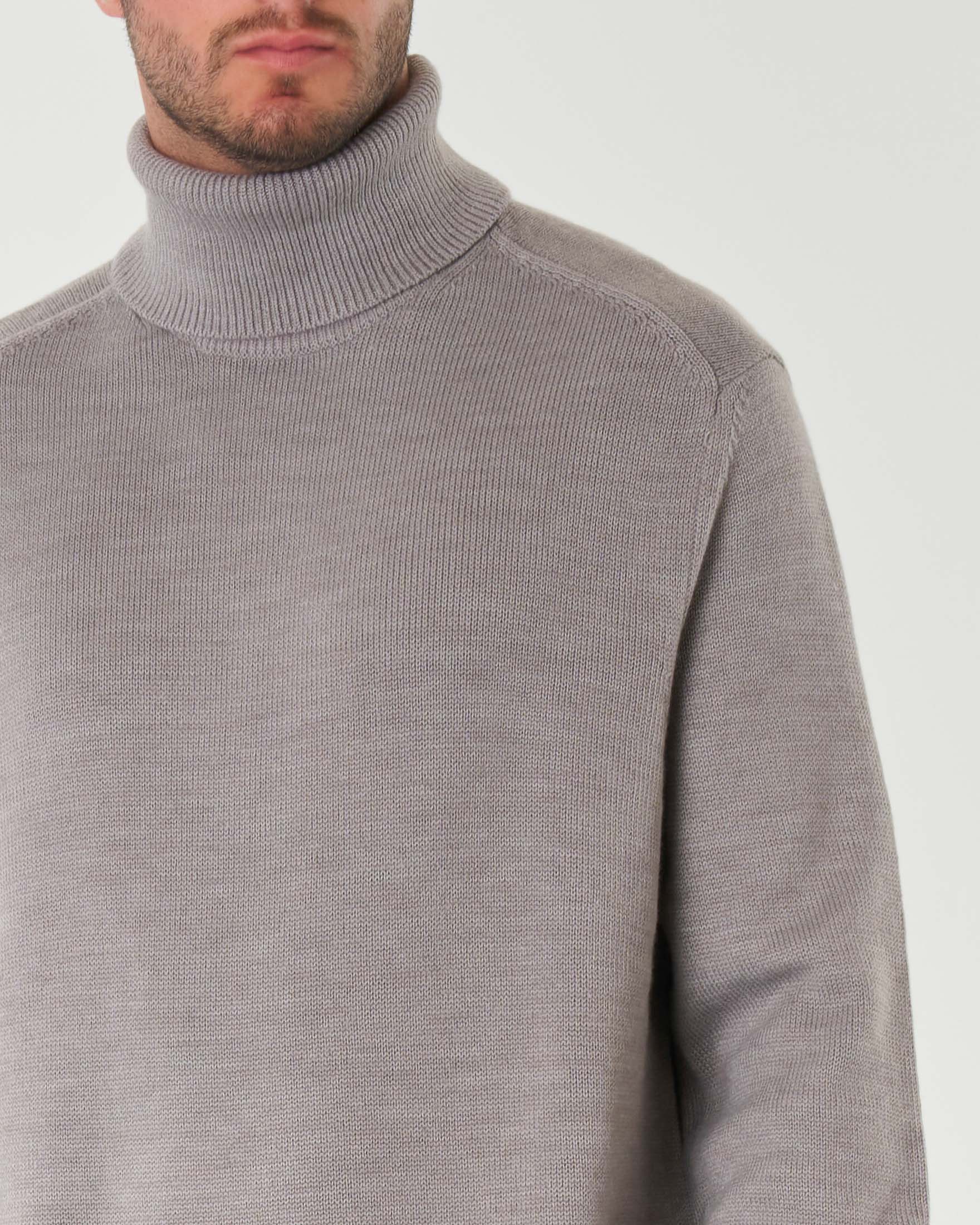 Dolcevita grigio in maglia rasata di misto cotone e lana con etichetta logo sul fianco image