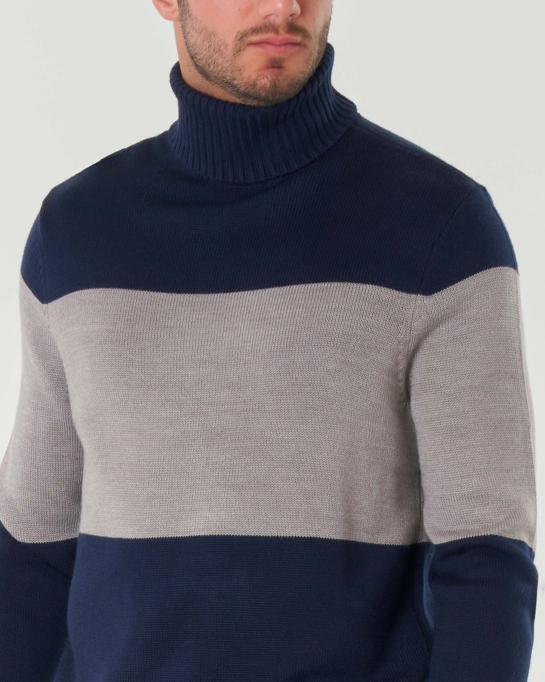 Dolcevita blu e grigio color-block in maglia rasata di misto cotone e lana image