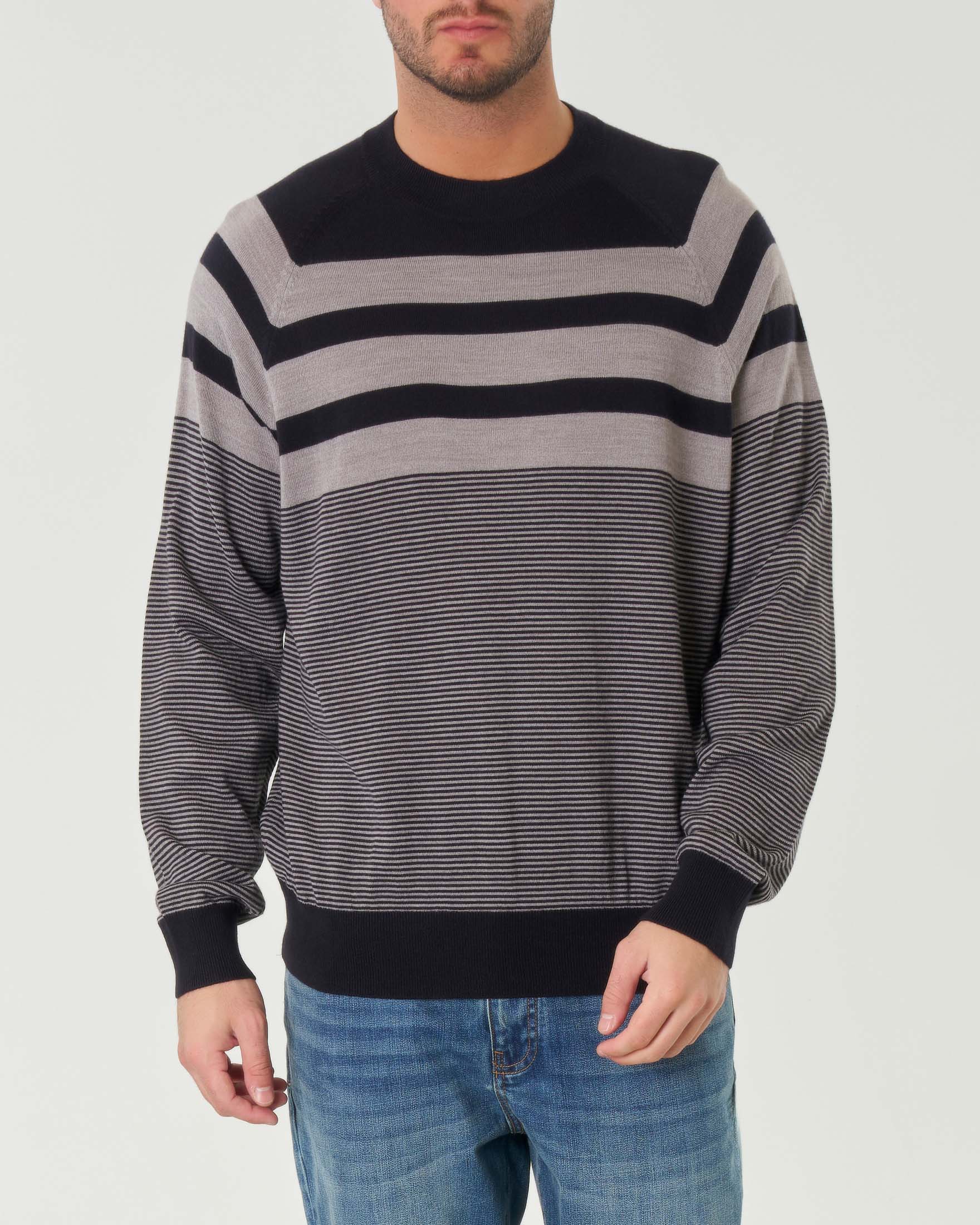 Maglia girocollo blu e grigia con motivo a righe in lana con maniche raglan