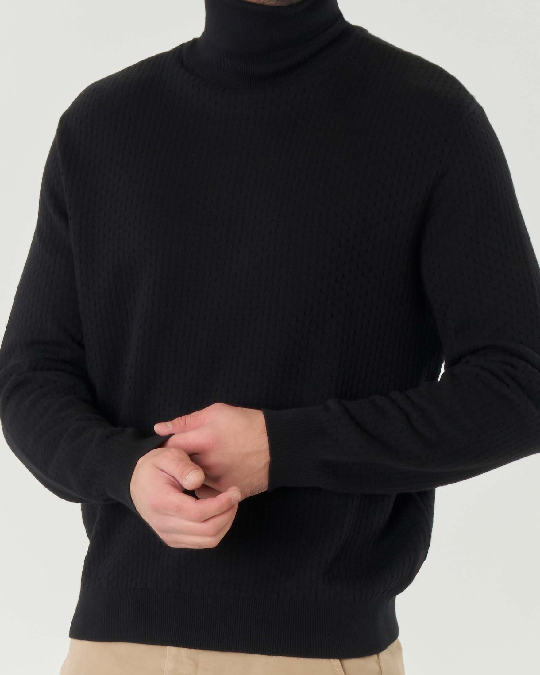 Dolcevita nero in maglia di cotone con motivo traforato all over image