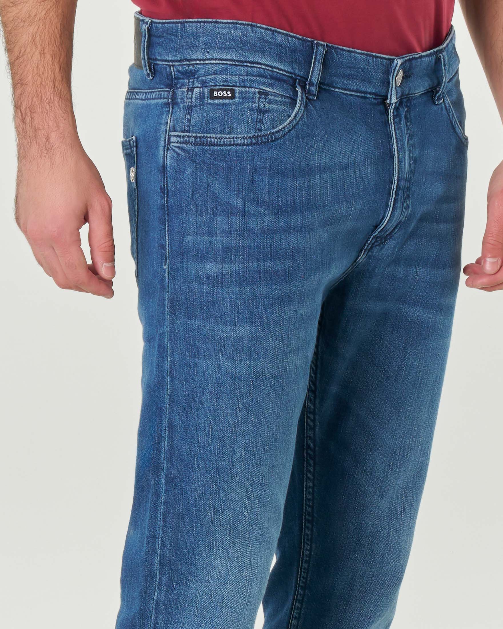 Jeans Delawere slim-fit in puro cotone lavaggio medio con leggere baffature image