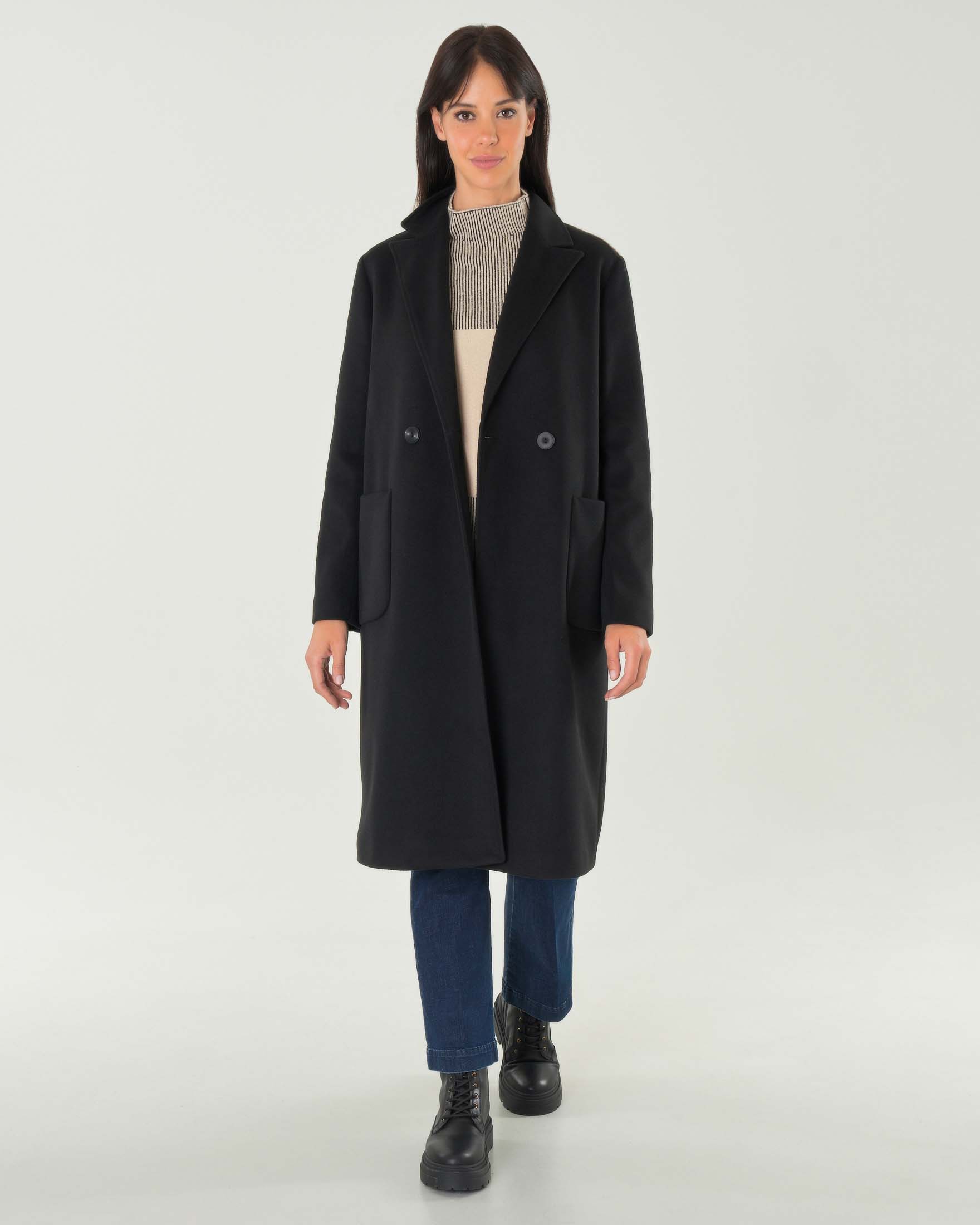 Cappotto nero doppiopetto over con maxi tasche laterali applicate