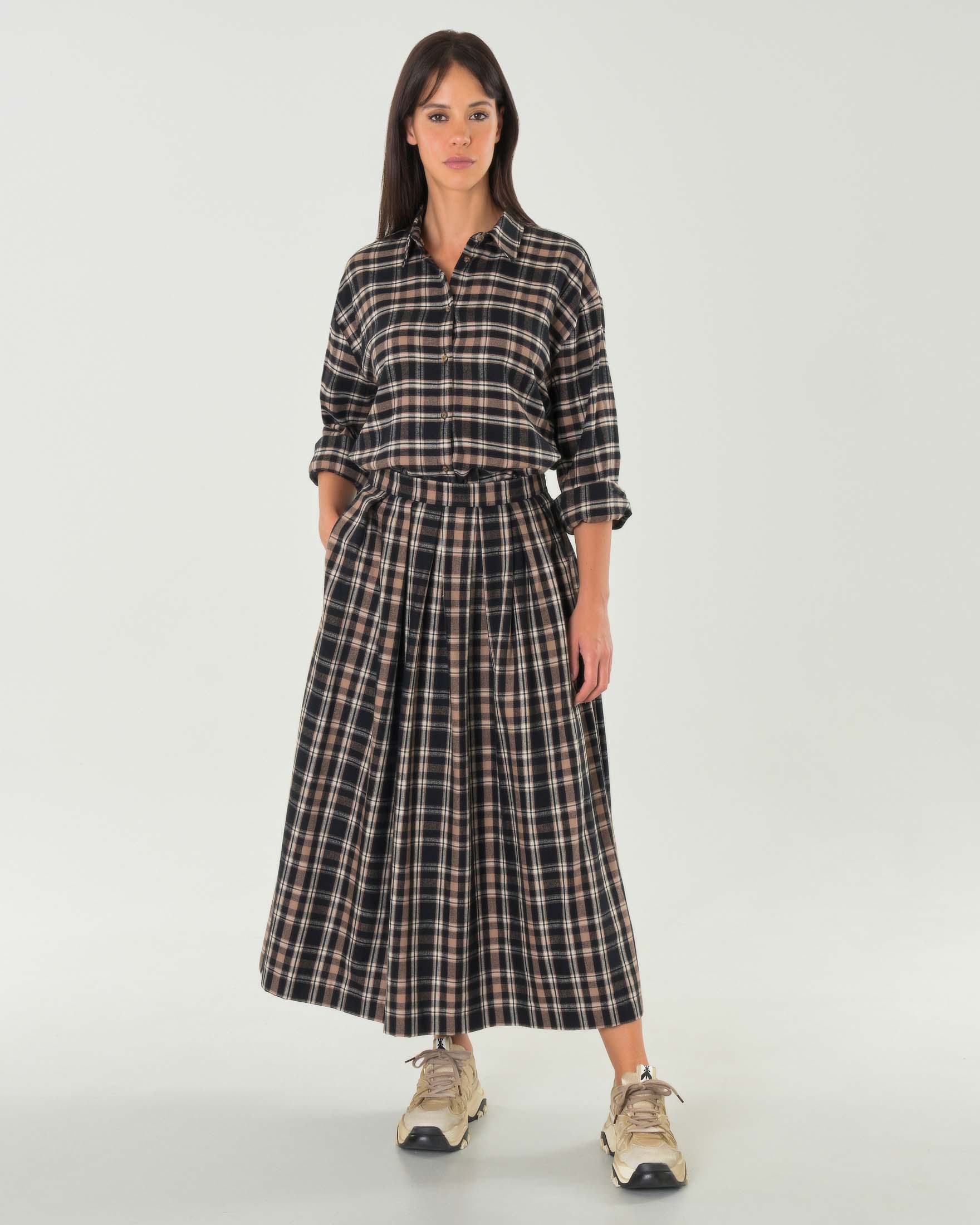 Gonna lunga nera a faldoni in flanella di cotone a fantasia check marrone image