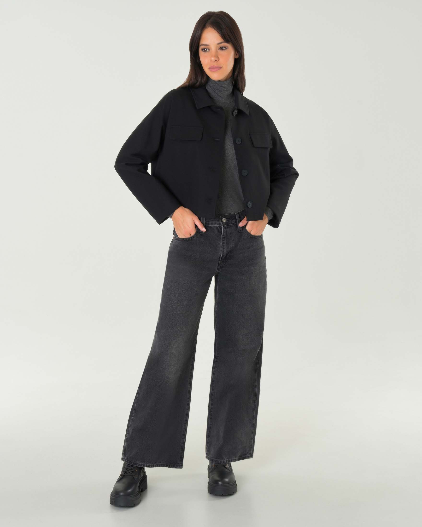 Giacchina nera cropped in visto viscosa con colletto a camicia e doppio taschino
