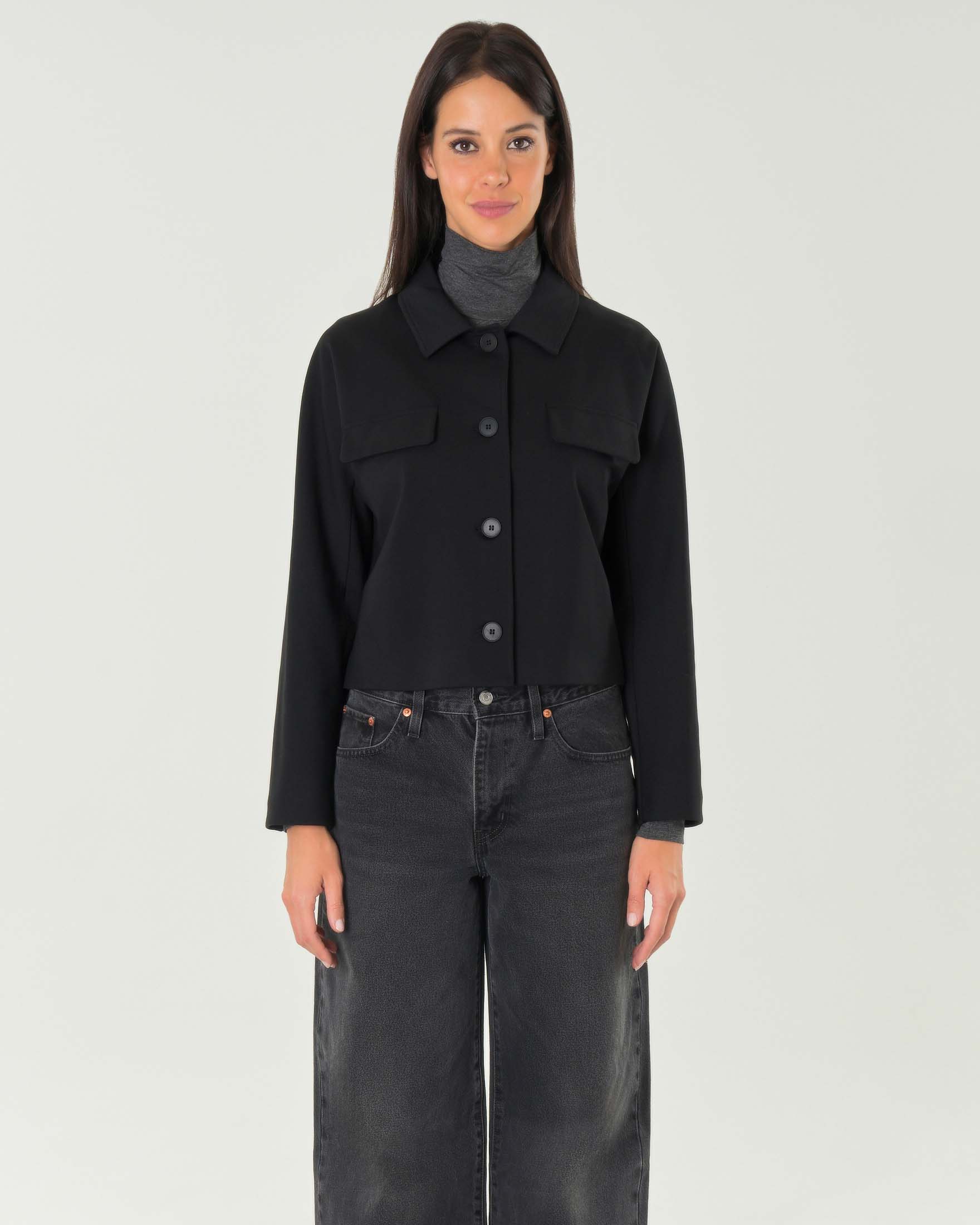 Giacchina nera cropped in visto viscosa con colletto a camicia e doppio taschino image